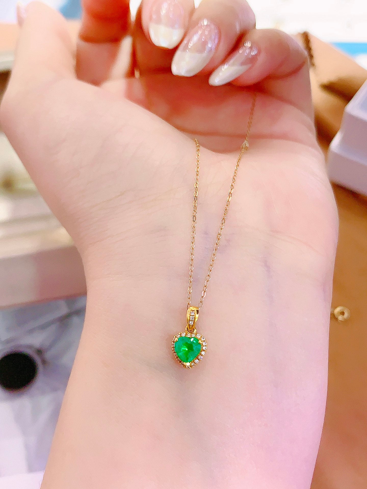 Exklusives Double 11-Schmuckset: 18 Karat Gold mit diamantbesetztem Smaragdring und Anhänger