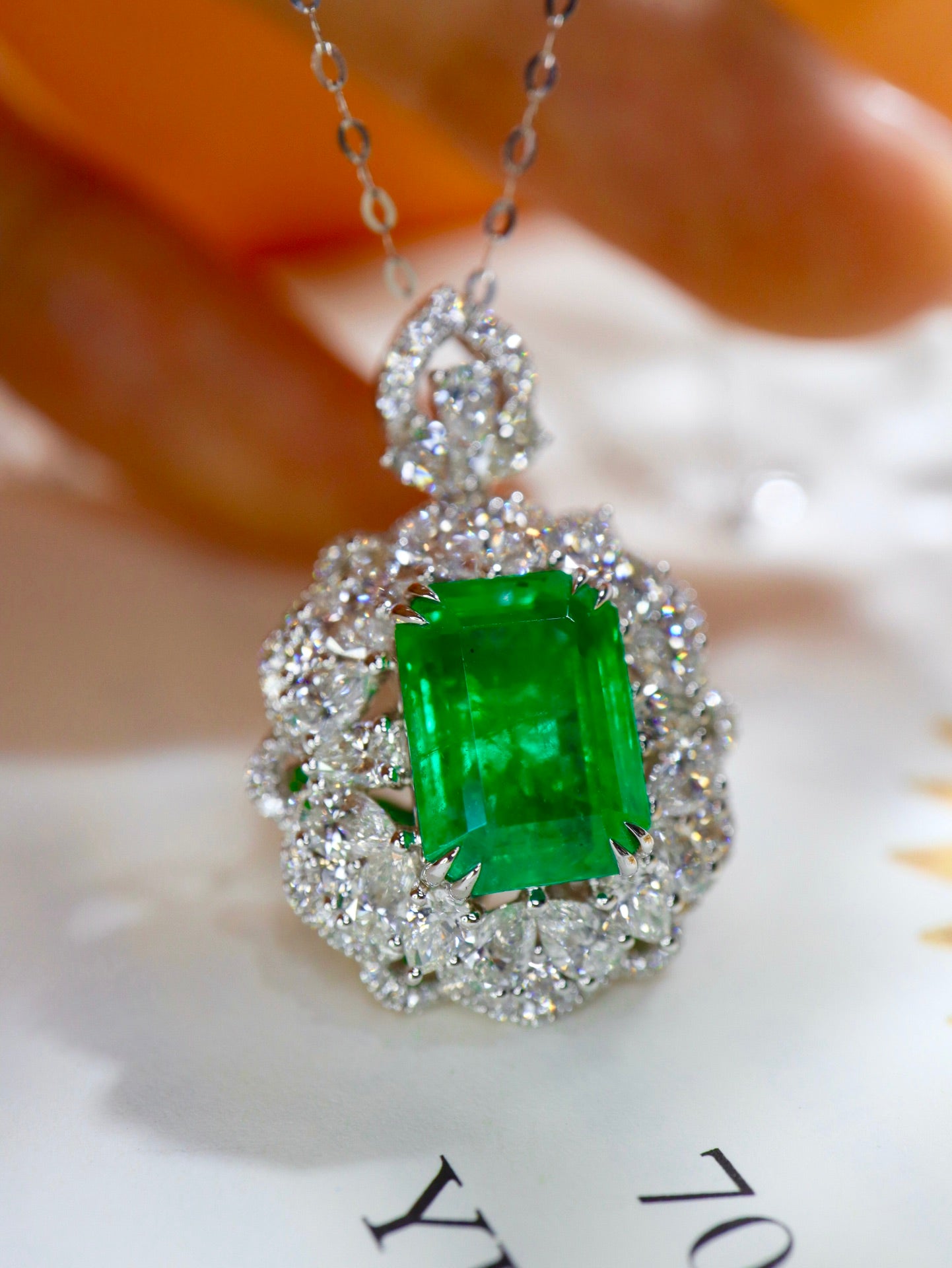 Bijuterii cu pandantiv cu smarald: cristal sticlos verde viu, o alegere de lux
