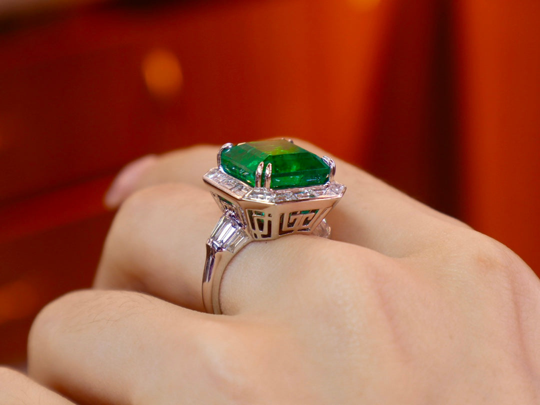 Luxurious 10.66ct Emerald Ring - A Masterpiece of Jewelry