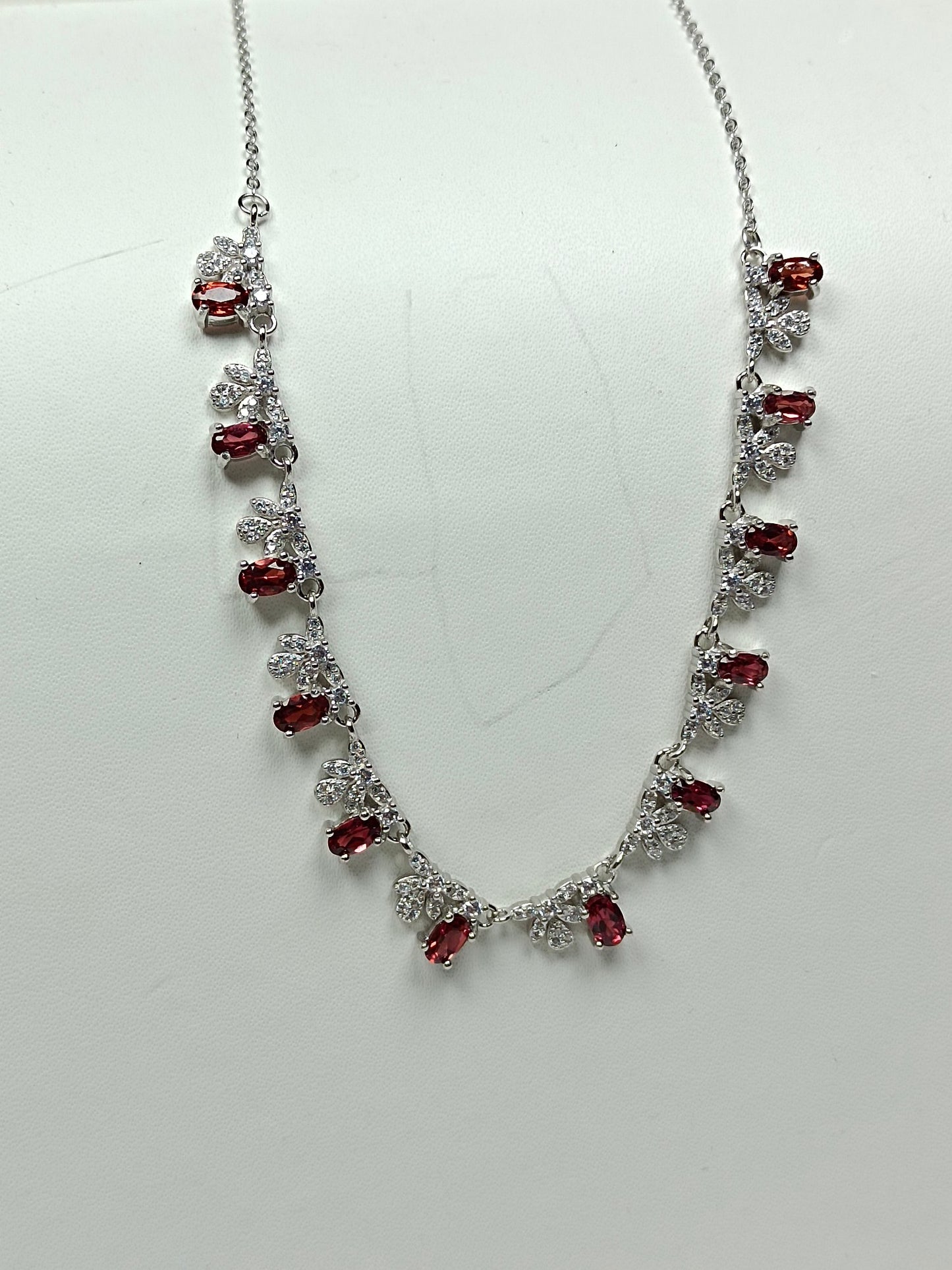 Kalung Perhiasan Tertanam Garnet Perak S925 yang Mewah