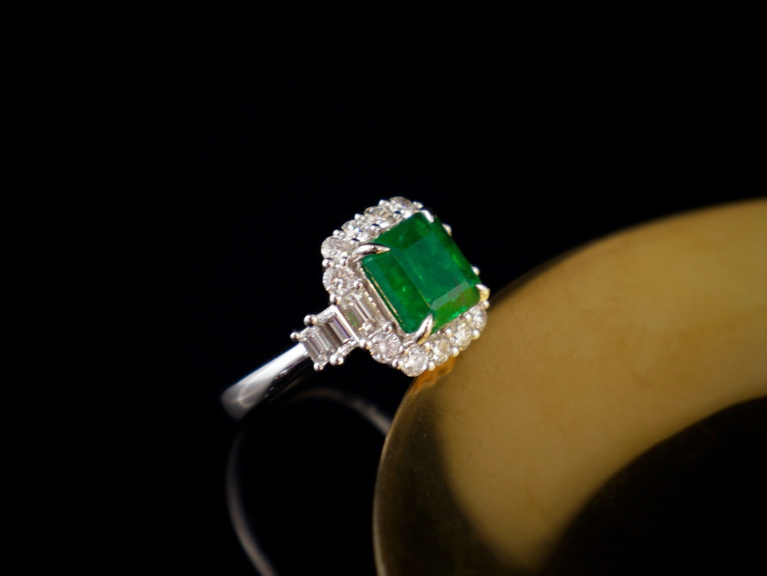 Anello con smeraldo - Gioielli con pietre preziose vetrose ad alta saturazione verde vivido