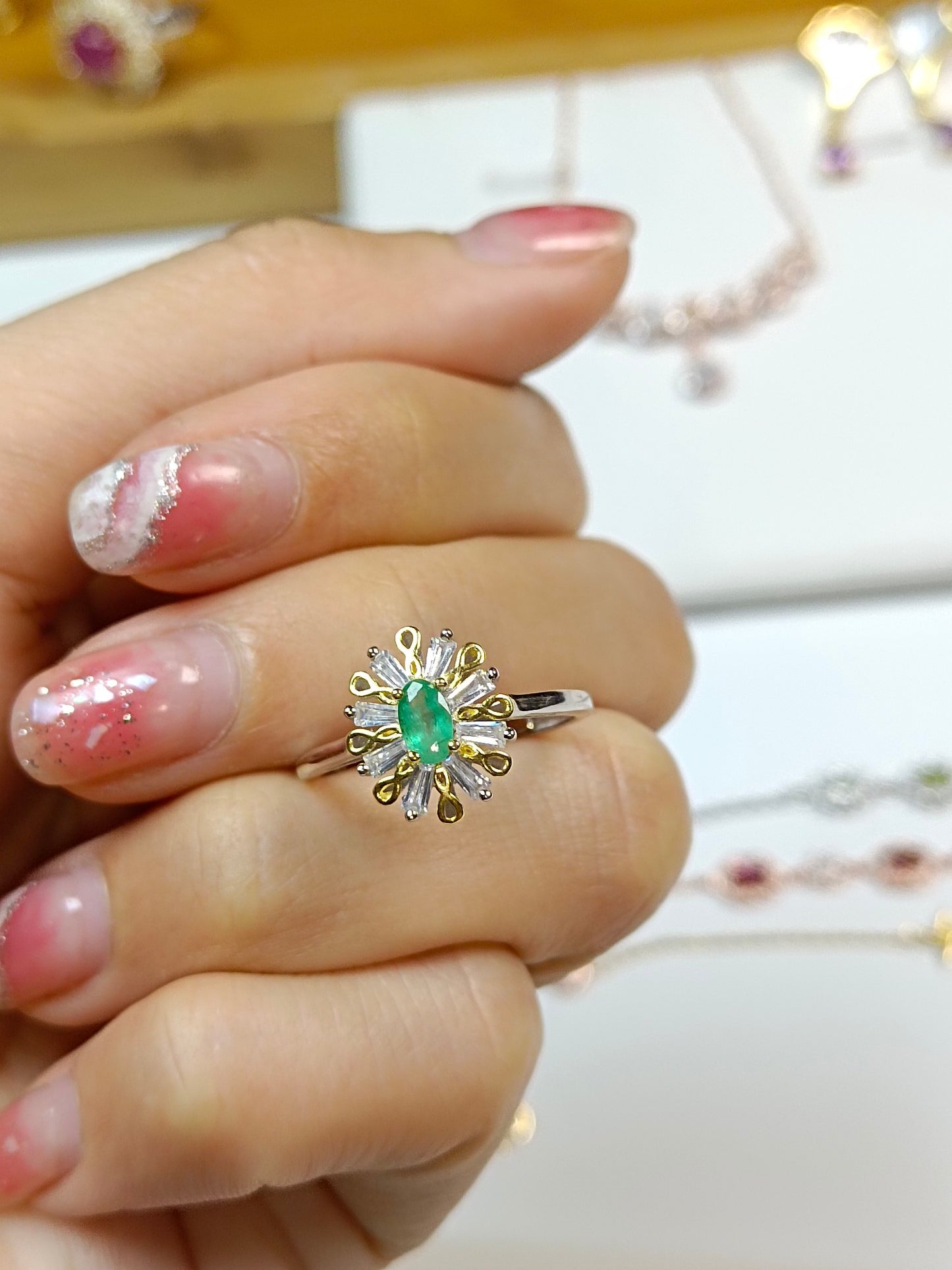 Exquisite S925 Silver Emerald Ring with Luxury Embedding - Unique Jewelry Design