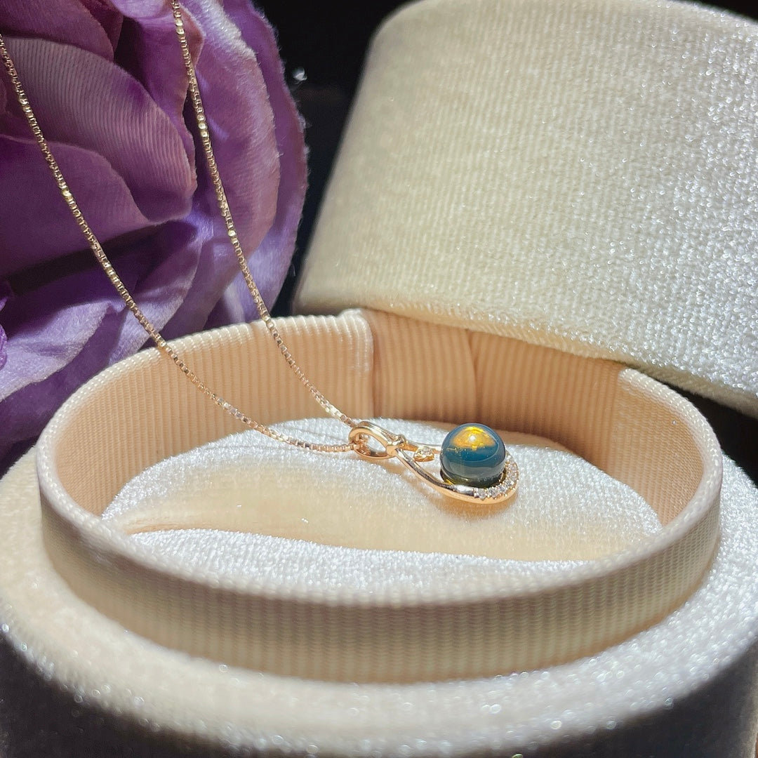 Nouveauté : Pendentif en ambre bleu dominicain incrusté d'or 18 carats - Bijoux exquis