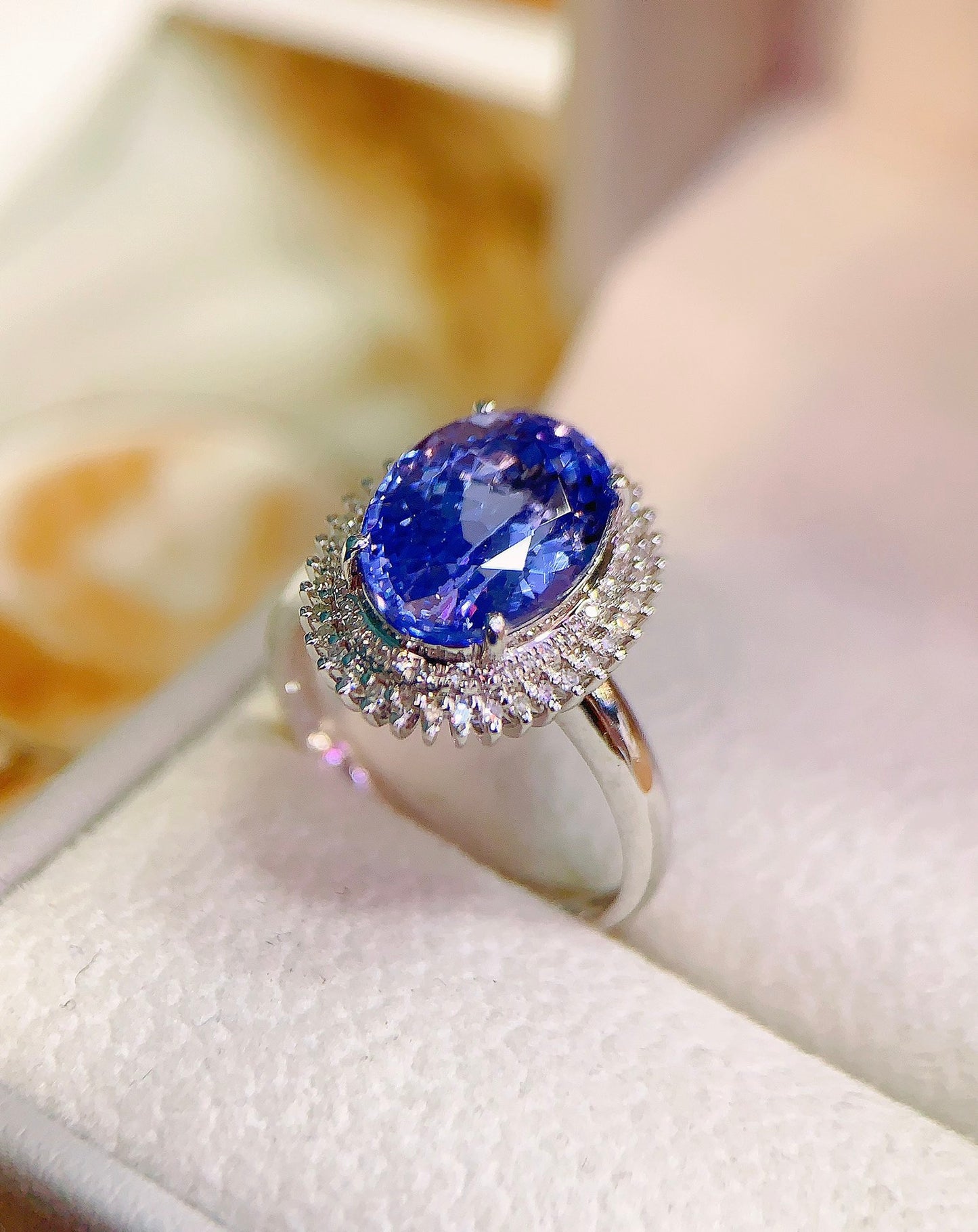 Exquisito Anillo de Tanzanita Natural en Oro de 18 Quilates con Detalles de Diamantes - Joyería