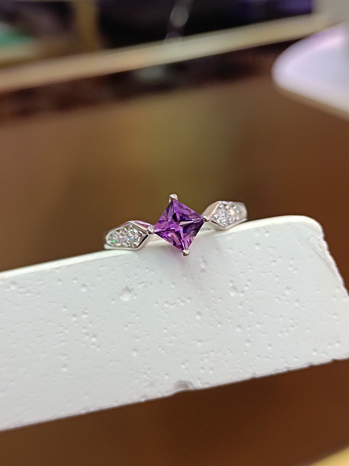 Elegante S925 Sterling zilveren paarse Amethist vierkante ring met 18K goud vakmanschap