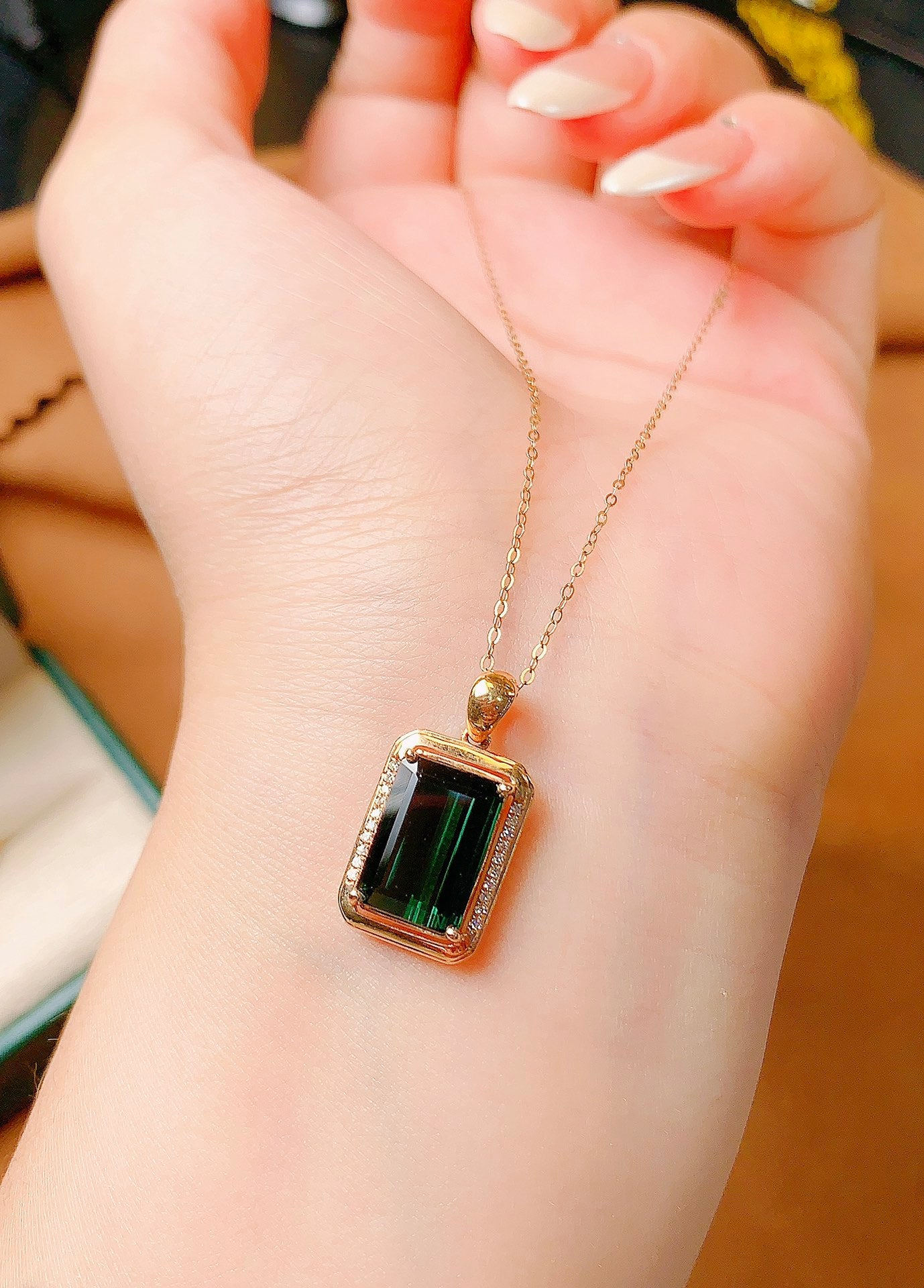 Exquisites Set aus 18-karätigem Gold und Diamanten mit eingebettetem Bixbite-Ring und Anhänger (Kette nicht im Lieferumfang enthalten) – Schmuckangebot