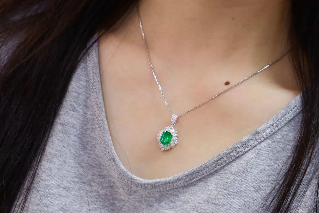 Emerald Pendant Jewelry: Vivid Green Glassy Gemstone