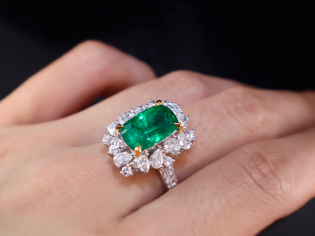 Emerald Ring: Luxurious Jewelry Piece with Intense Fire and Premium Craftsmanship