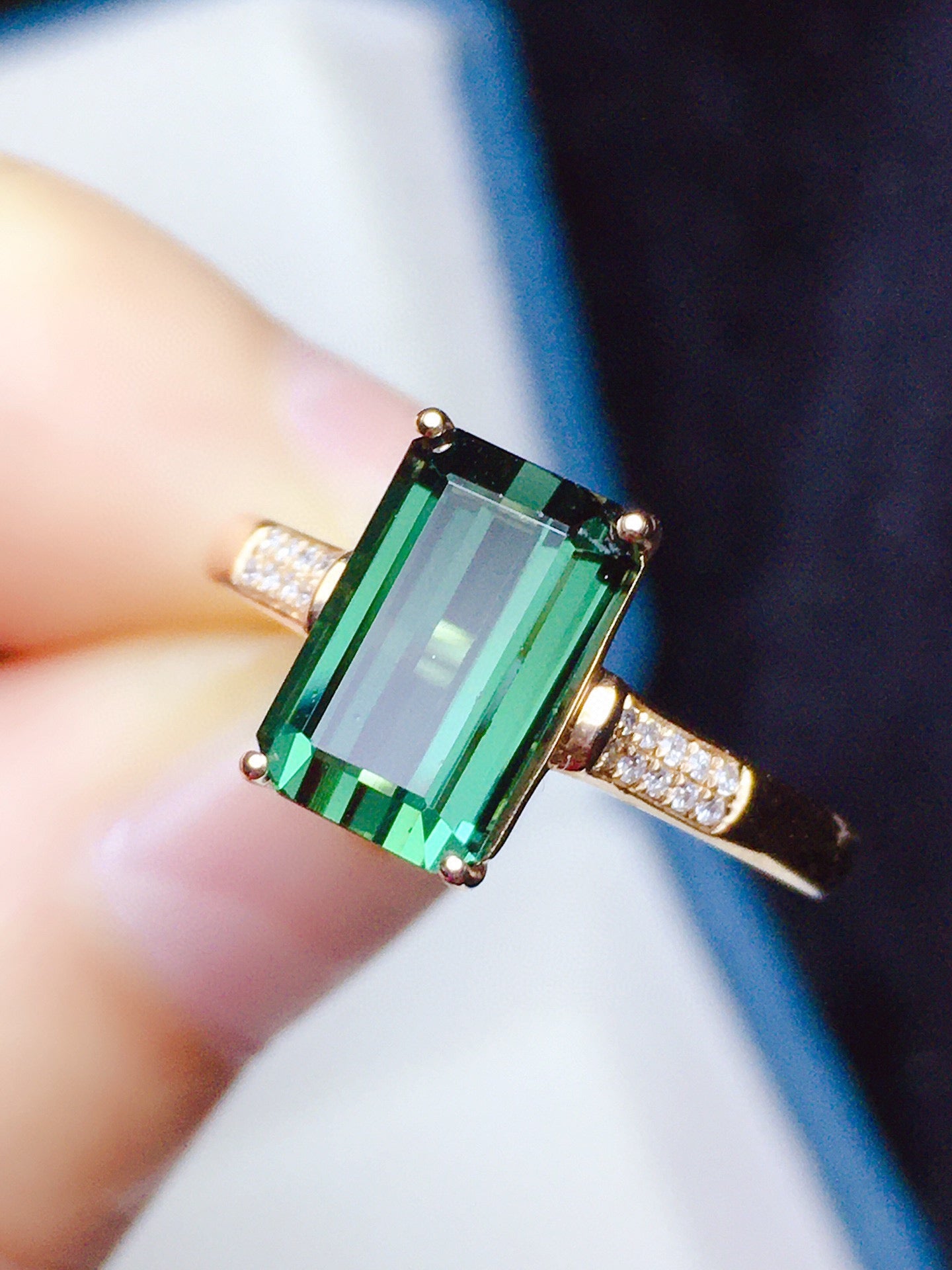Natürlicher Turmalinring aus 18 Karat Gold mit Diamantakzenten – exquisiter Schmuck