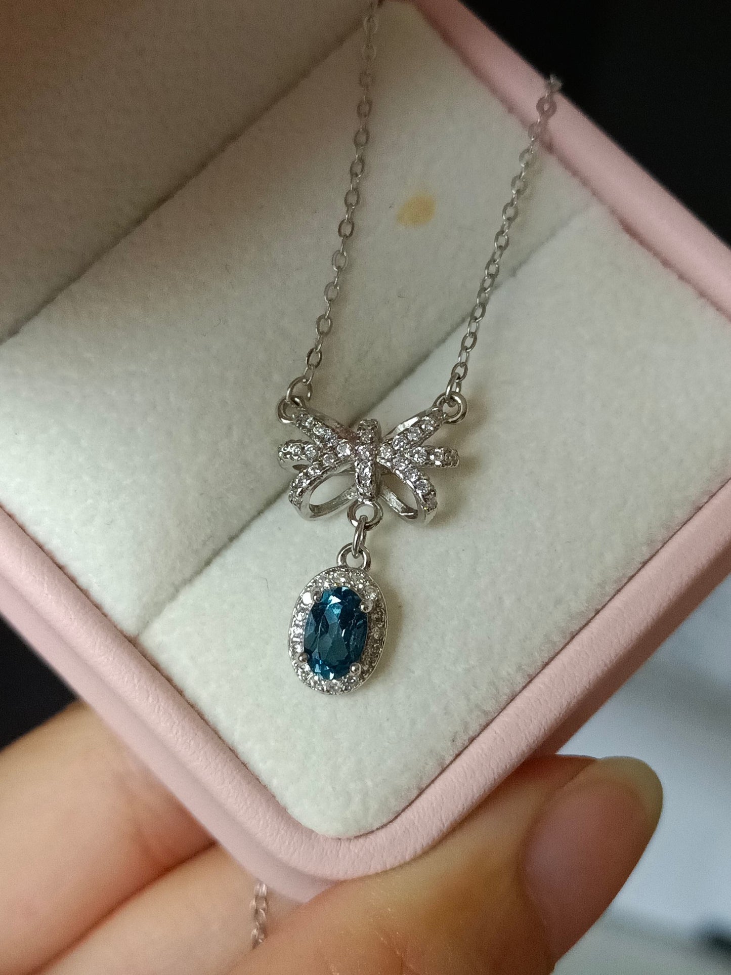 London Blue Topaz Bow anheng Halskjede - minimalistiske og elegante smykker