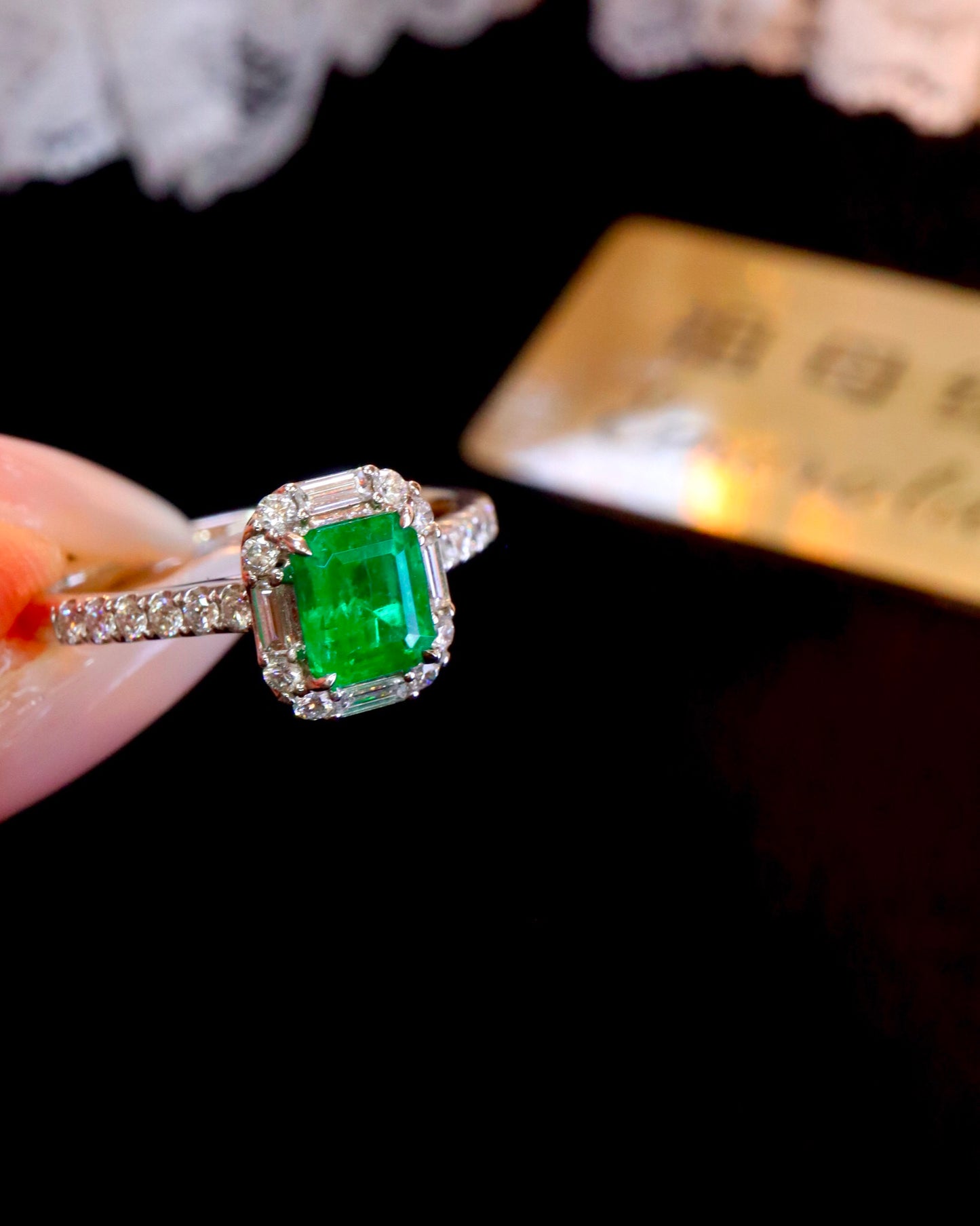 Perhiasan Klasik Abadi: Cincin Zamrud Tertanam Emas 18k dan Berlian
