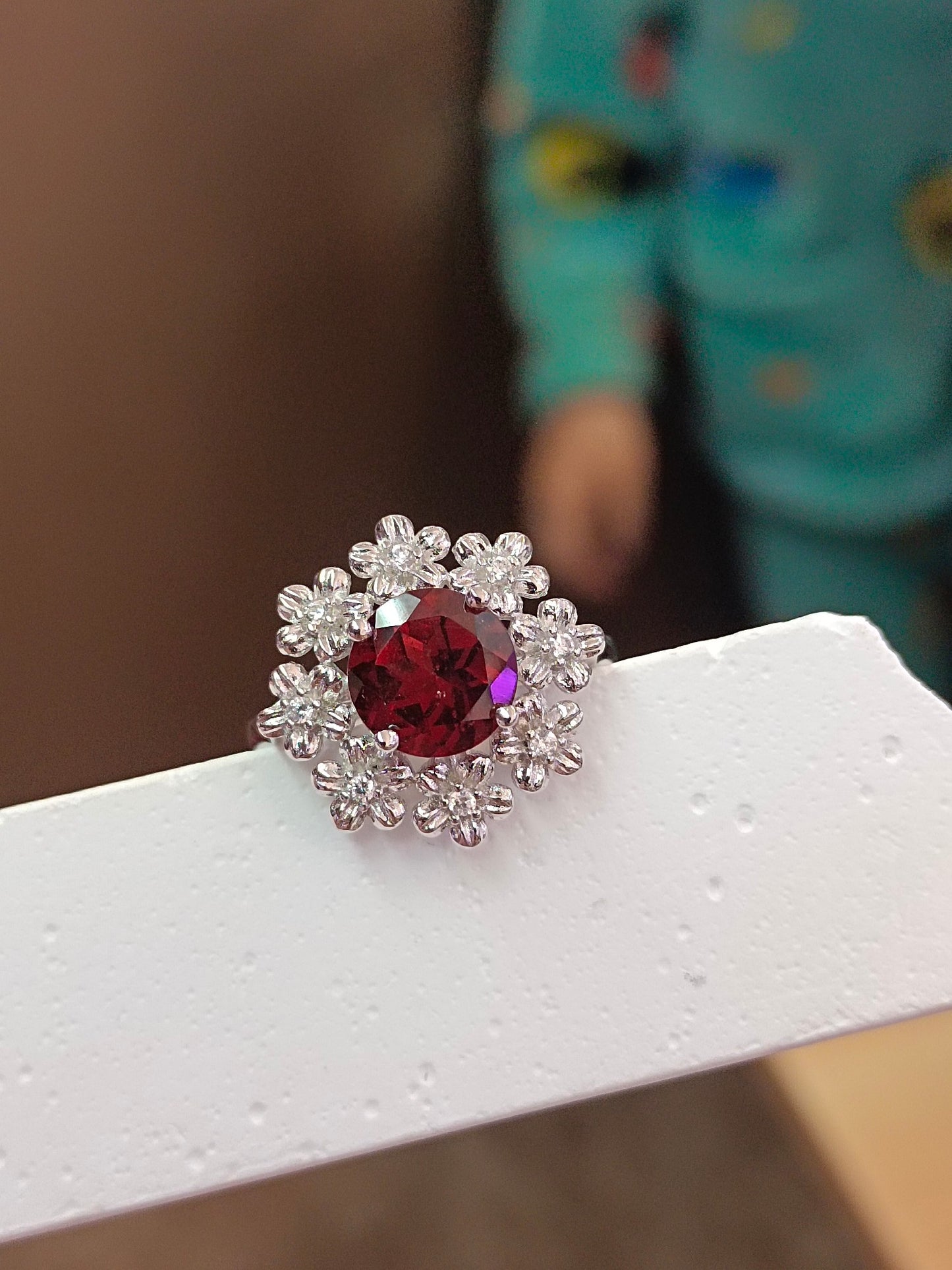 Anello in argento S925 con fiori ricchi di granato squisito - Gioielleria raffinata