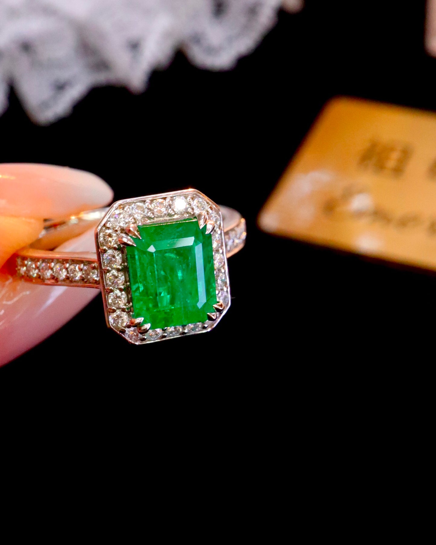 Keanggunan Abadi: Cincin Zamrud Alami dalam Emas 18K dengan Berlian