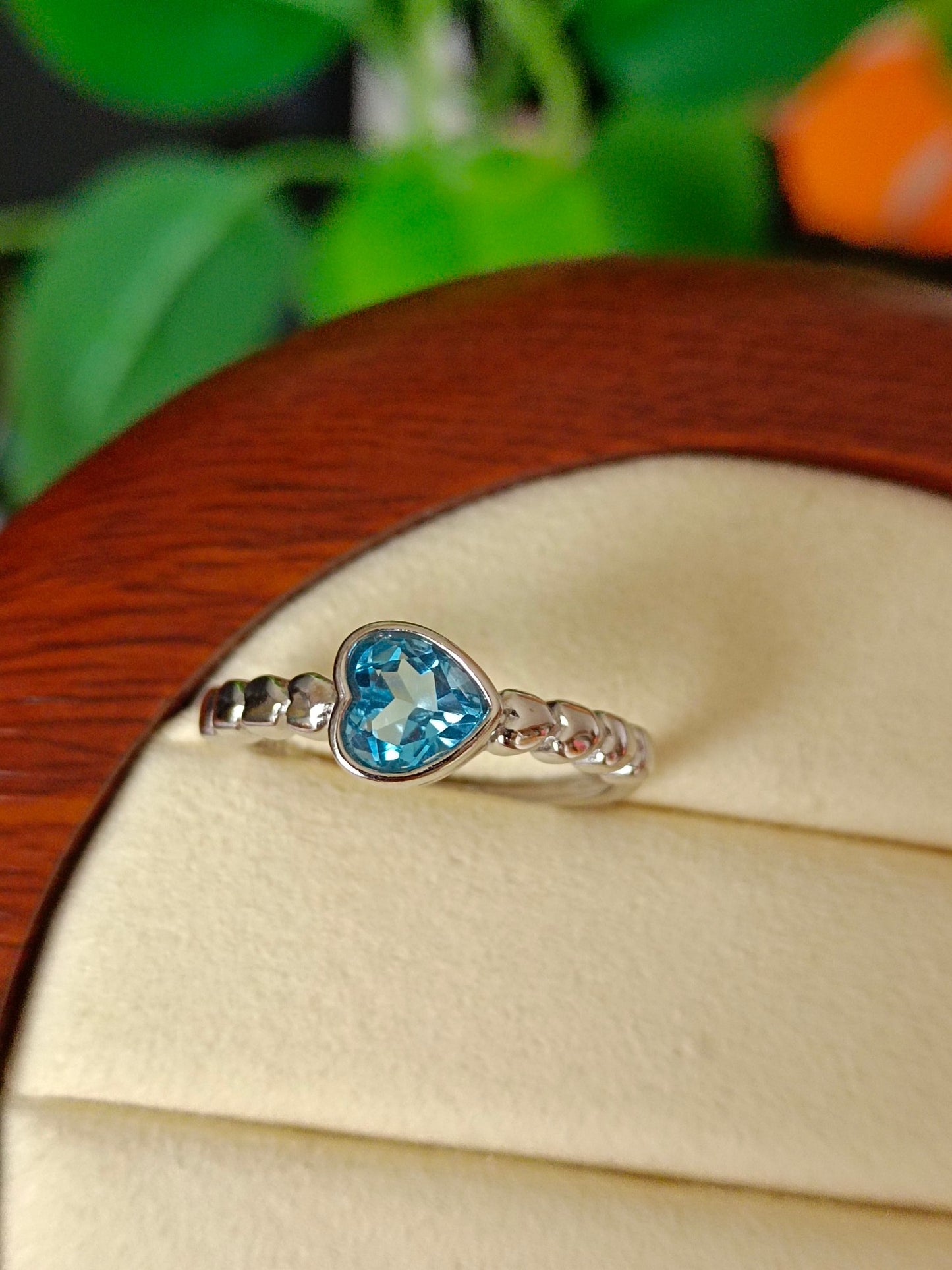 Anello a cuore con topazio naturale: un gioiello abbagliante