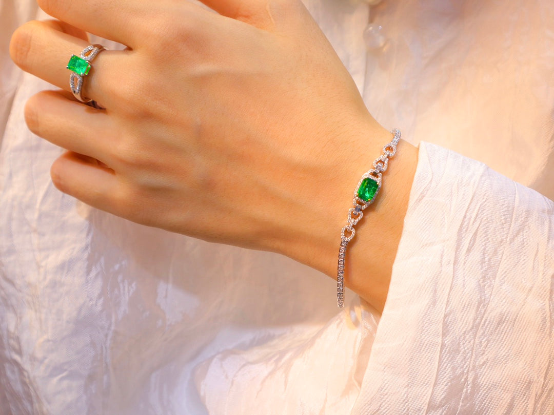 Elegantes Smaragd-Armband: Ein Hauch von Luxusschmuck