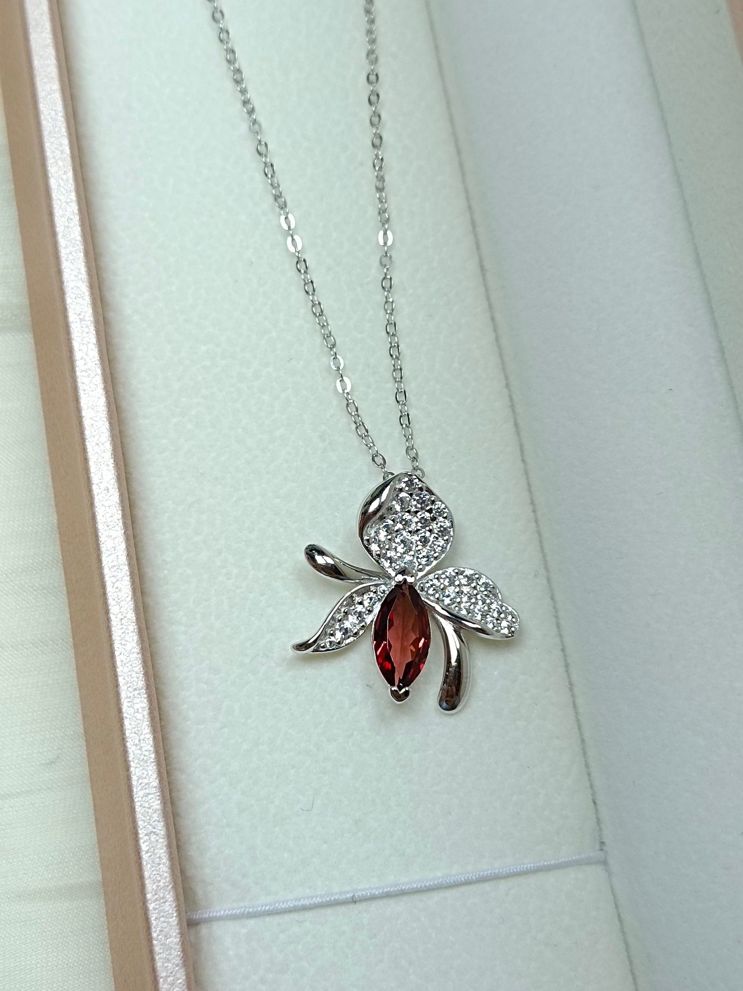 Eleganti gioielli con ciondolo in argento sterling S925 con granato e giglio