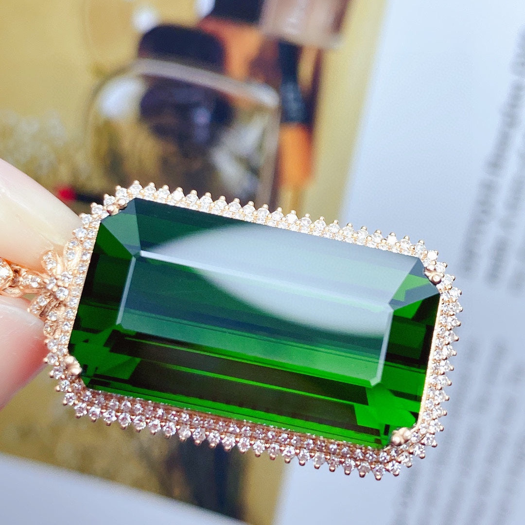 Hieno 18K kultainen luonnonturmaliiniriipus – ylelliset korut