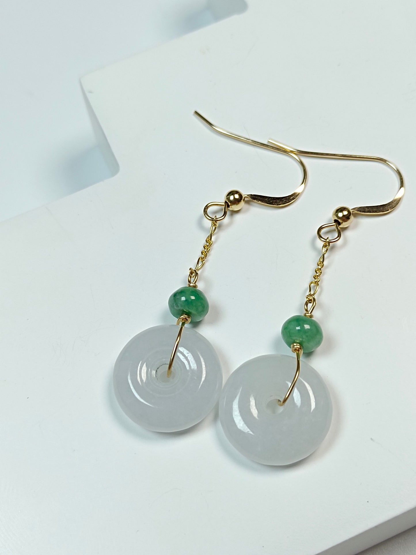 Elegante naturlig Jadeite Ping An Kou 14K gull øredobberkroker - Håndlagde smykker