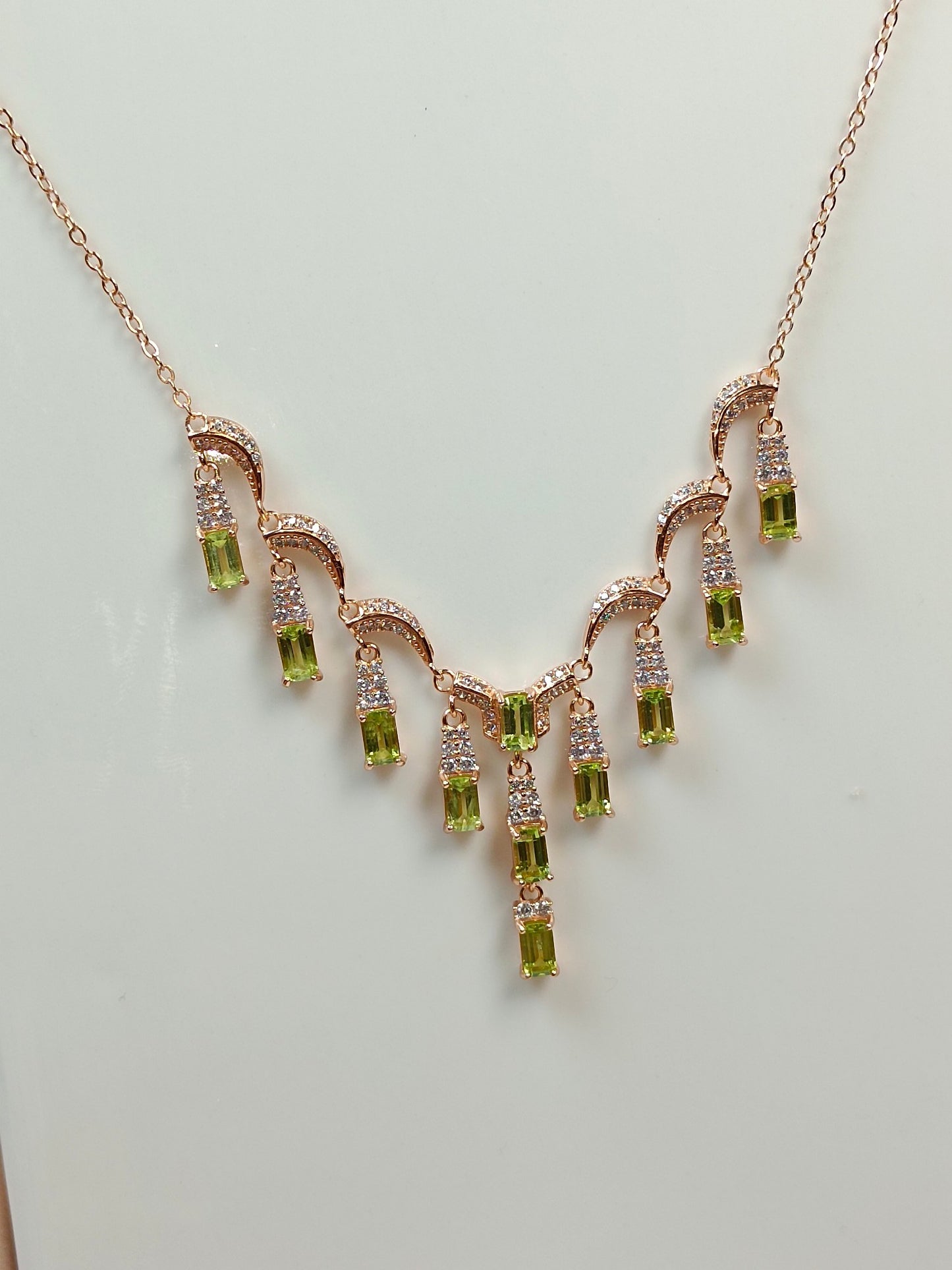 Elegant S925 Silver Embedded Peridot Column Halsband - Fina smycken