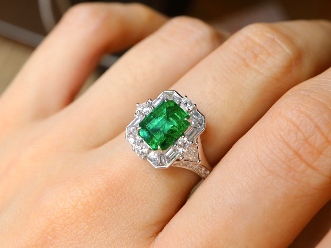 Smaragdring – Leuchtend grüner Luxusschmuck mit funkelnden Diamanten