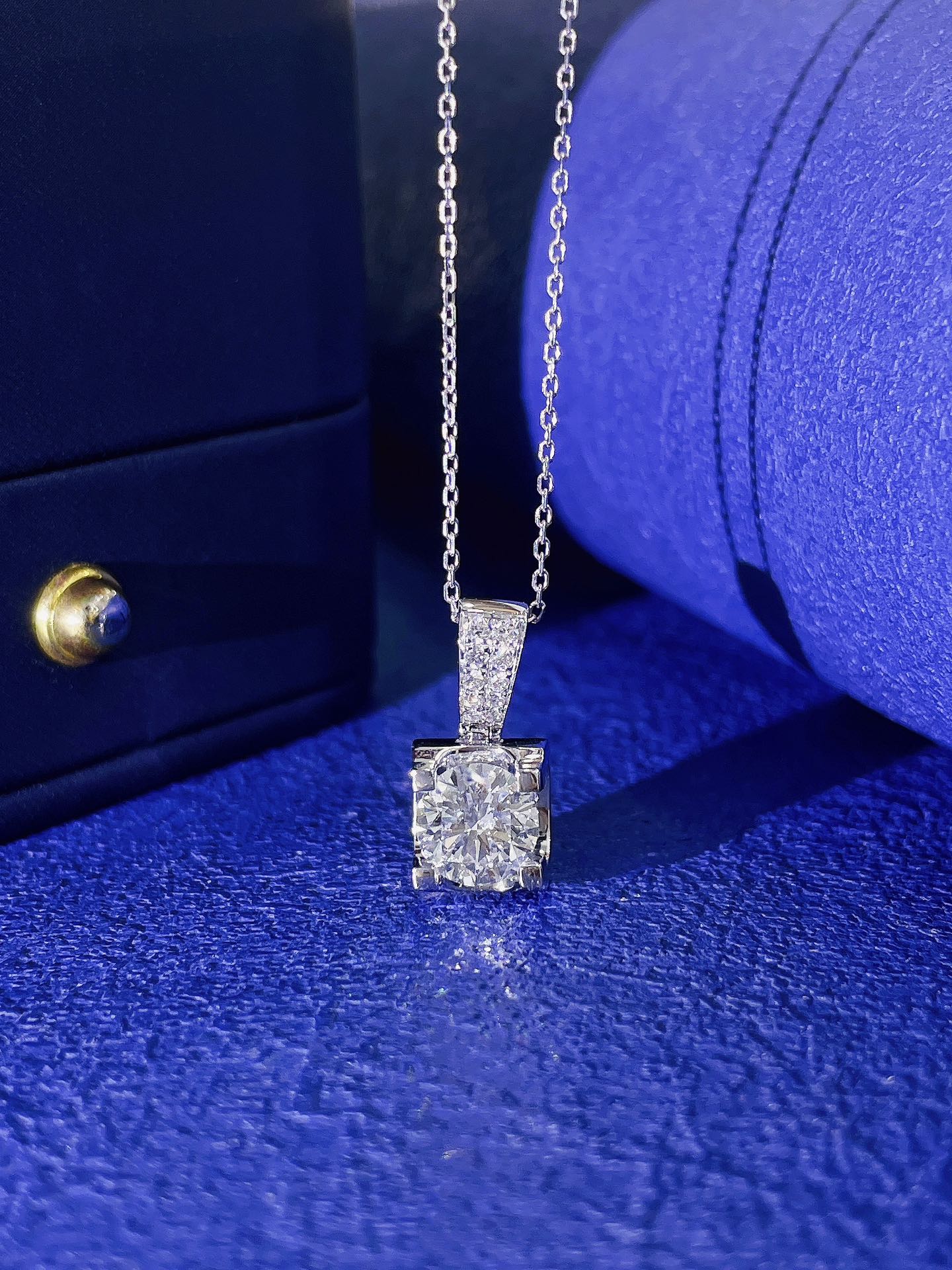 Solitäranhänger aus 18-karätigem Zuchtdiamant mit einzigartigem Melonenkernverschluss – exquisiter Schmuck