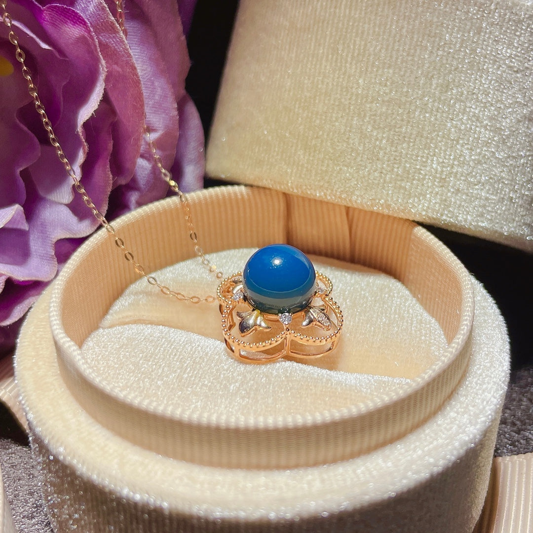Exquis pendentif en ambre bleu dominicain incrusté d'or 18 carats - Bijoux pour l'élégance