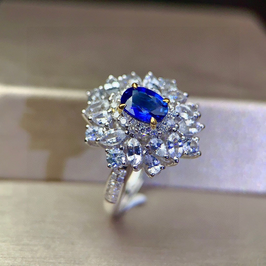 Luxuriöser Saphirring mit Diamantakzenten – High-End-Schmuck