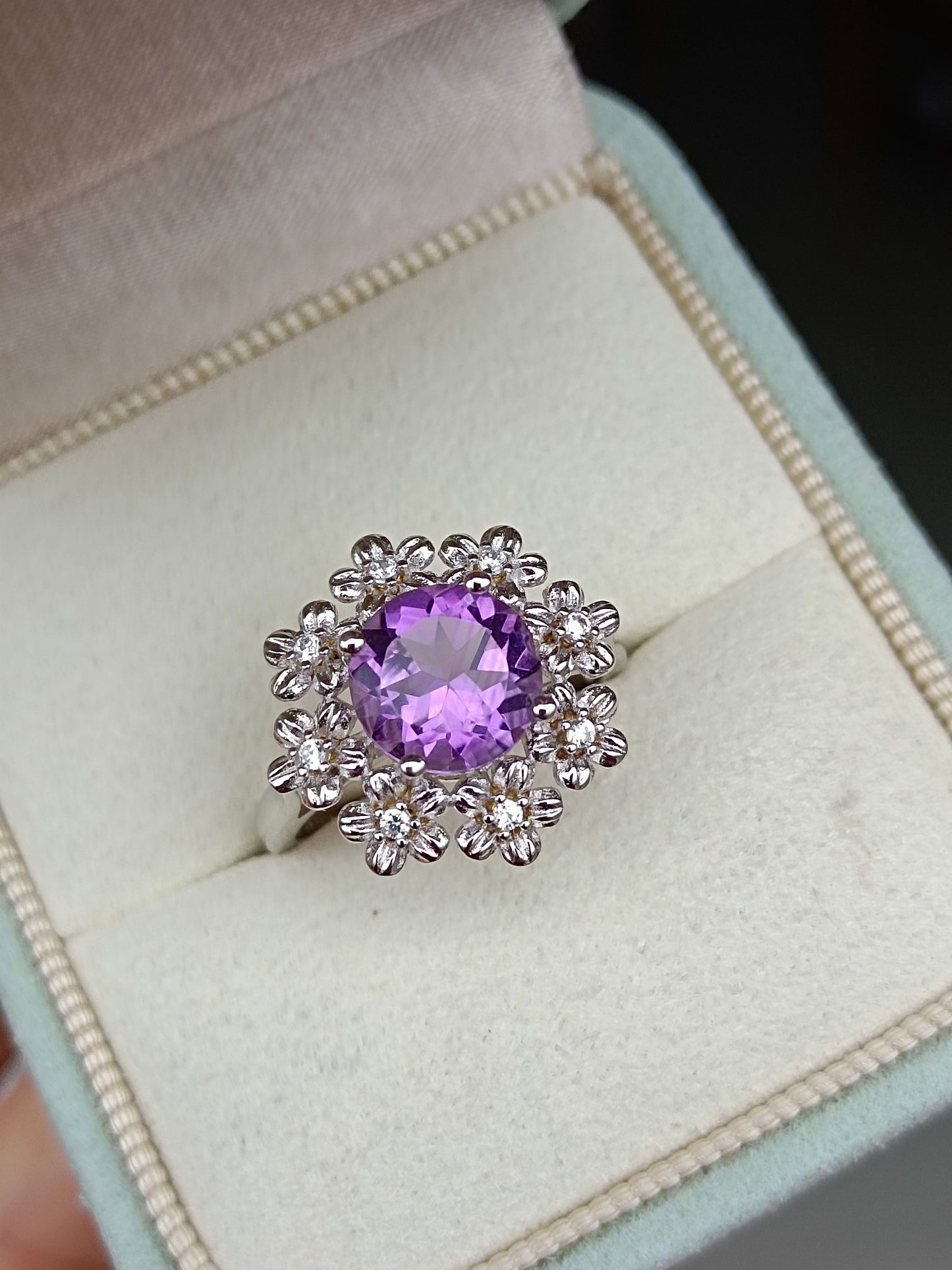 Squisito anello con fiori ricchi di ametista naturale - pezzo di gioielleria unico