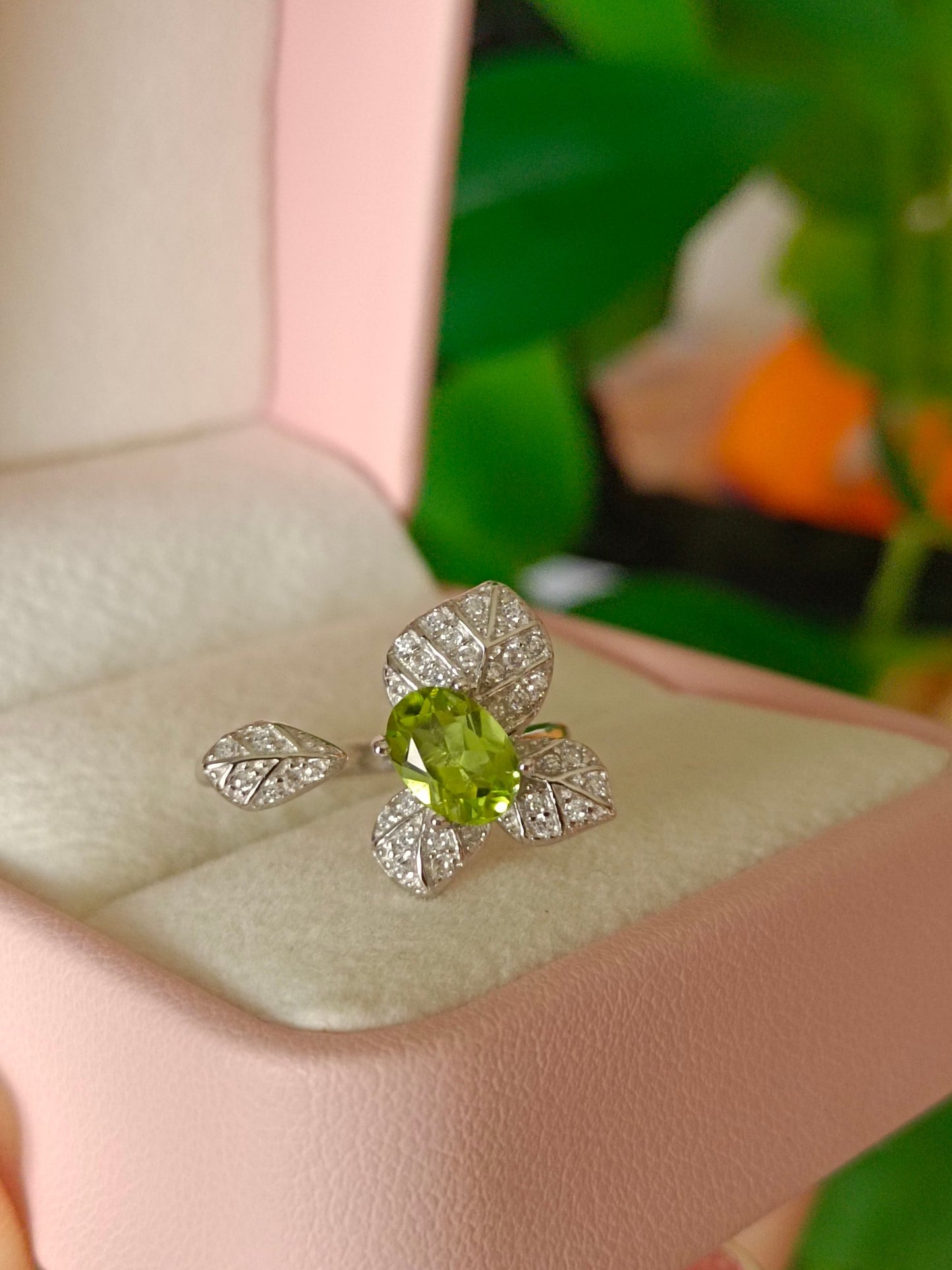 Strålende olivengrønne smykker: naturlig peridotring