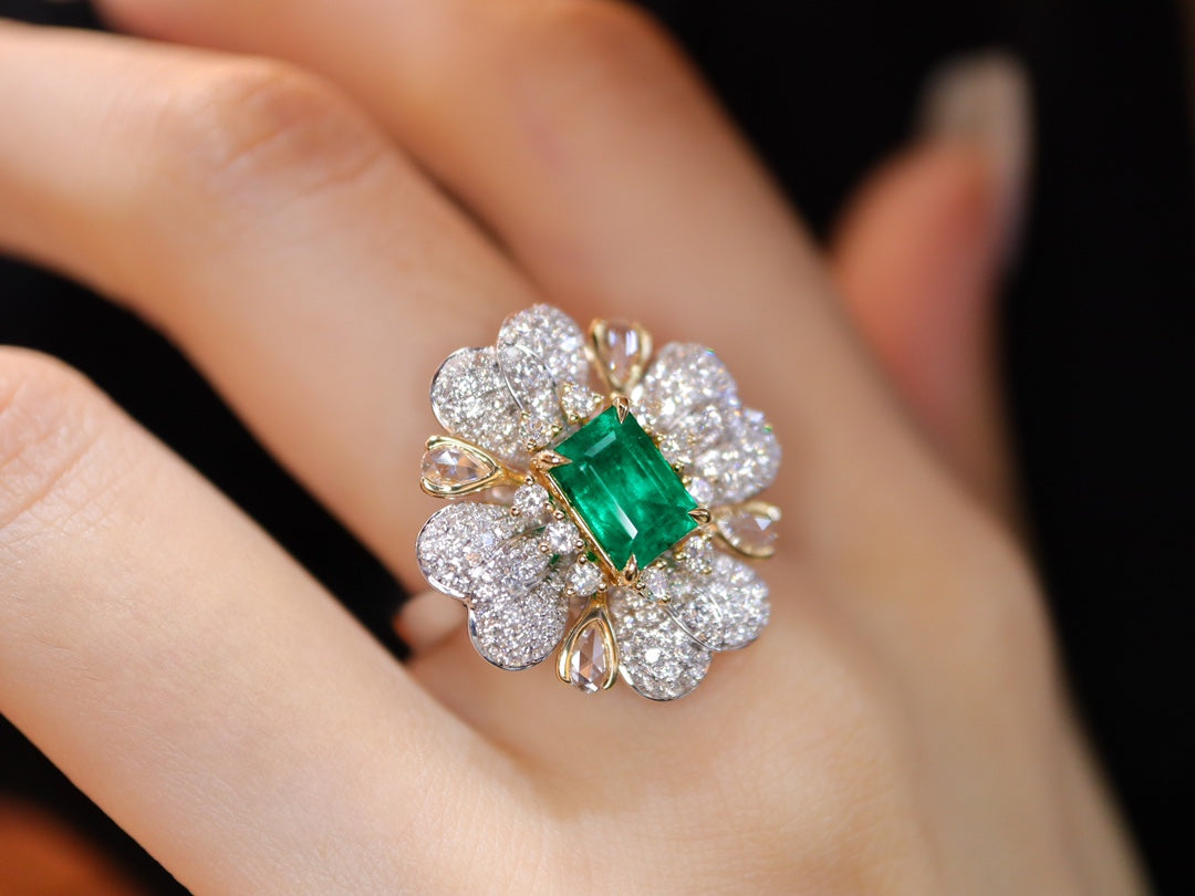 Anello Smeraldo - Gioiello vetroso verde vivo con disegno floreale