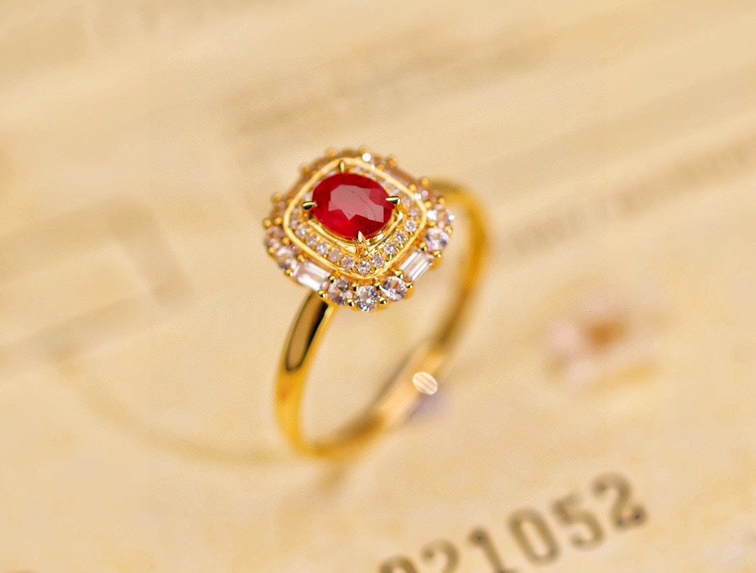 Luxusschmuck: Rubinring aus 18 Karat Gold mit Diamantakzenten