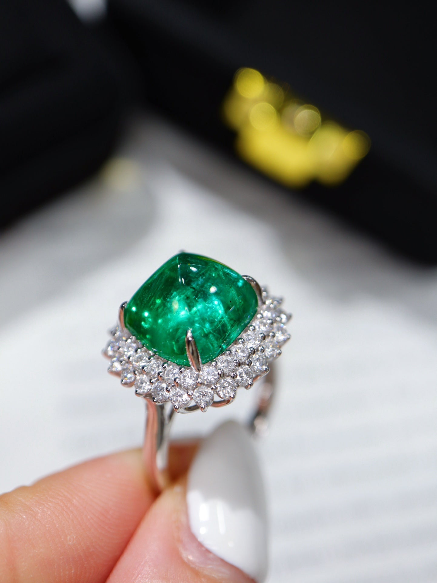 Sugarloaf Emerald Ring:豪华珠宝