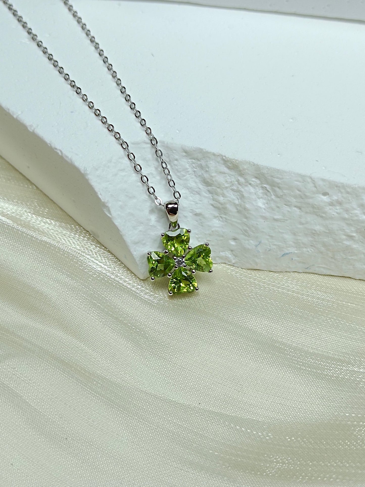Gioielli con pendente a quadrifoglio in argento sterling S925 con peridoto a forma di cuore