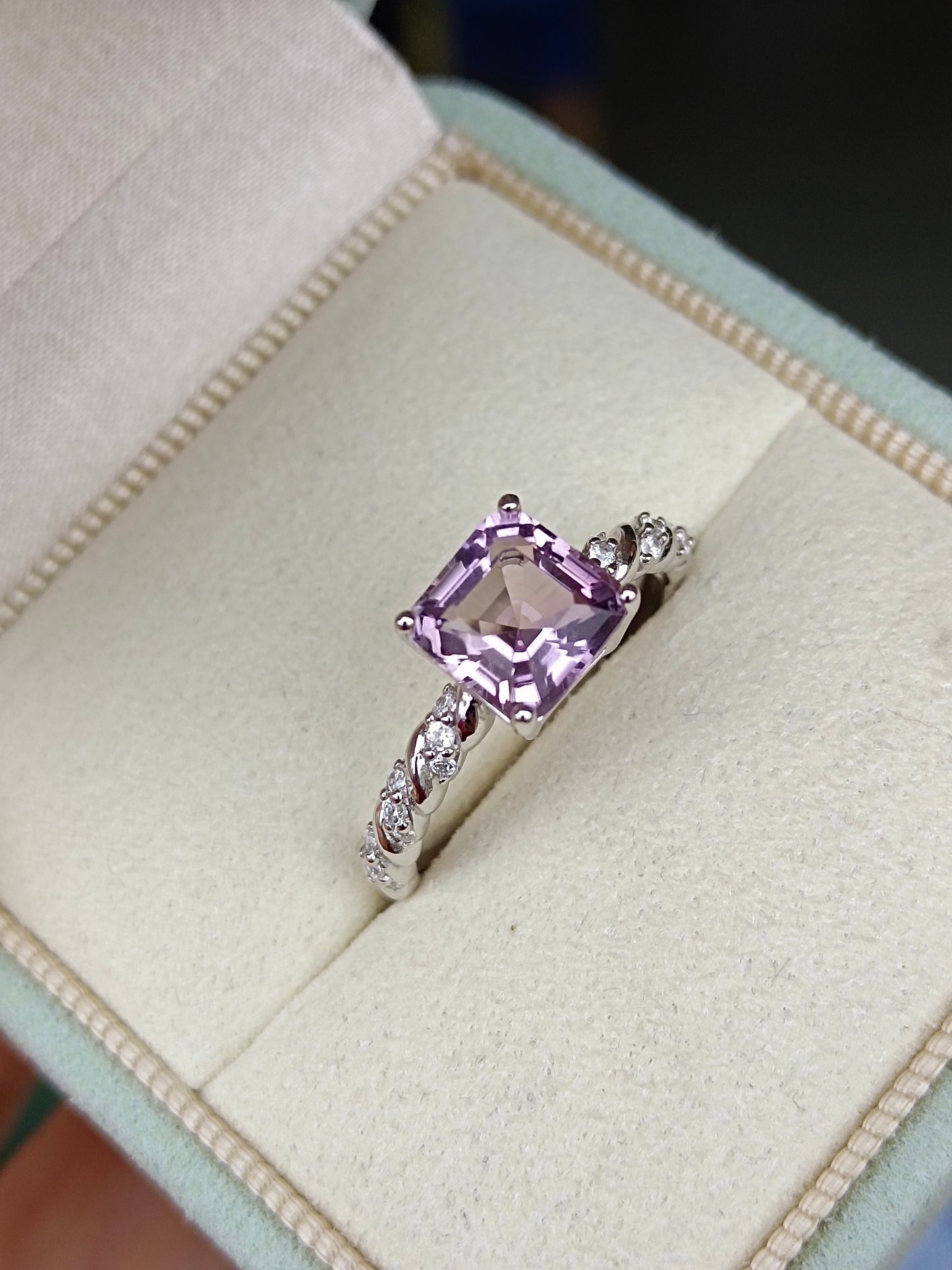 Anello con ametista lavanda naturale: gioielli squisiti per i romantici