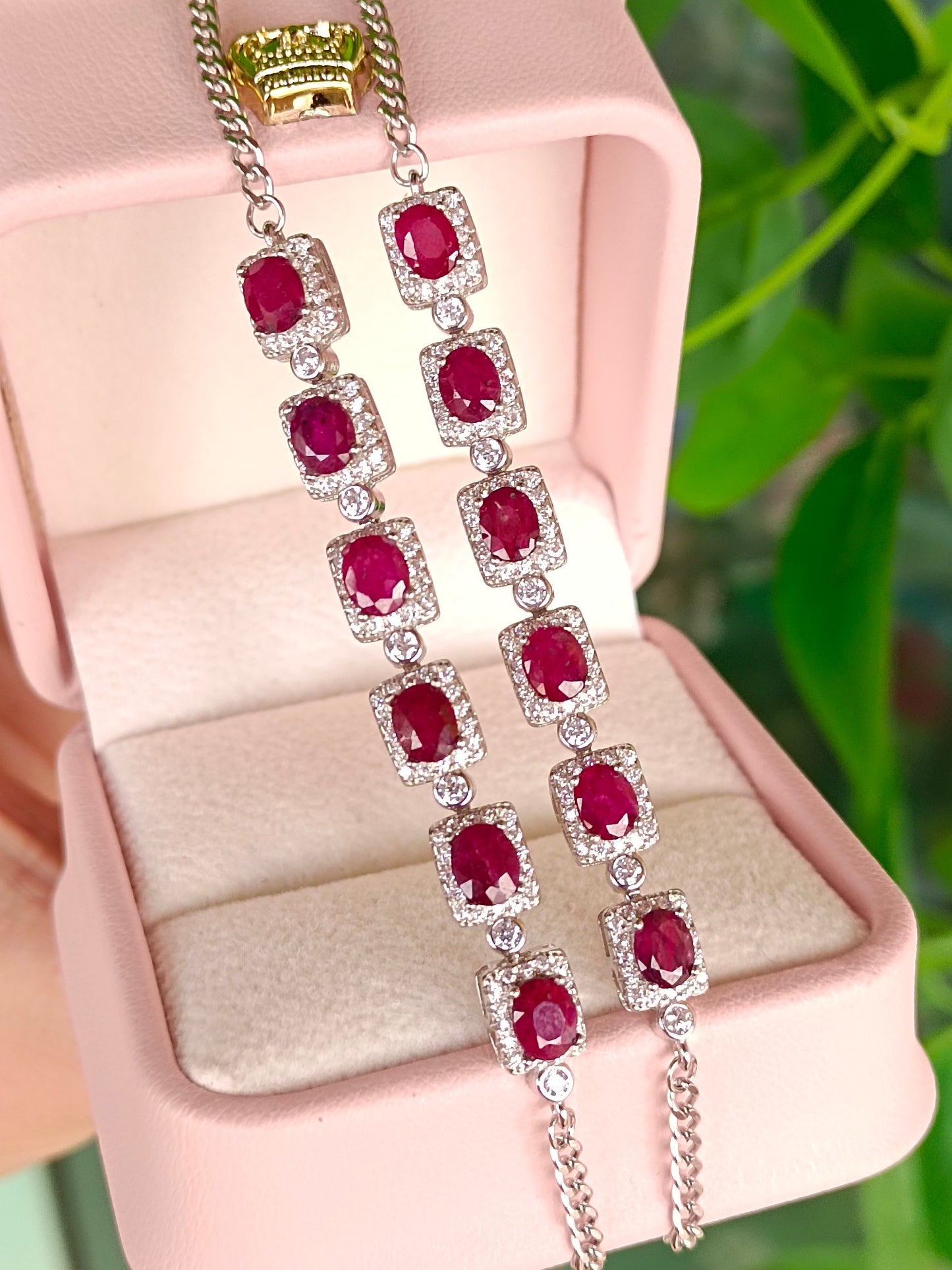 Oogverblindende robijnen armband - een meesterwerk van elegantie en mysterie in sieraden