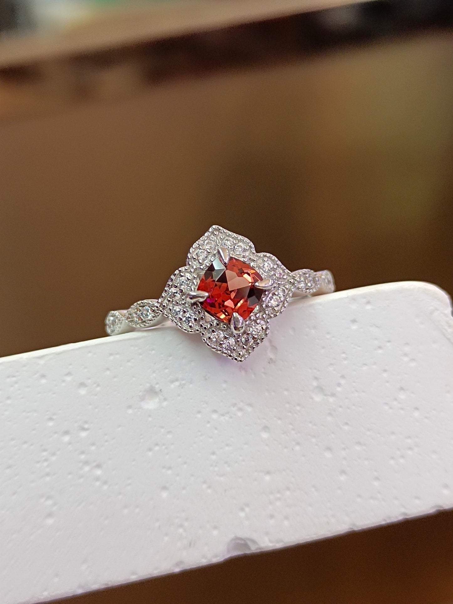 S925 sterling zilver vervaardigde vierkante granaatring met 18K gouden techniek - Europese stijl kant granaat sieraden