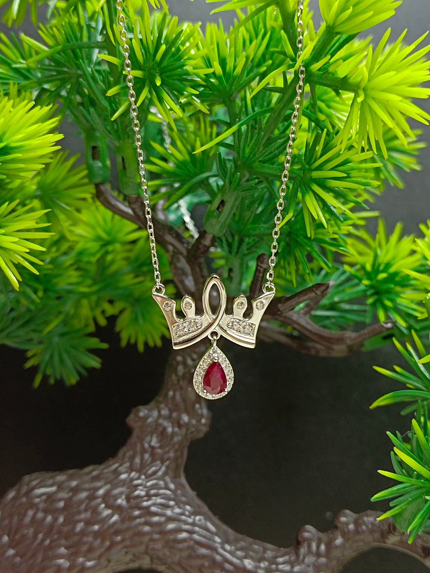 Utsøkt S925 Sterling Sølv Ruby Crown Halskjede med 18K gull håndverk - smykker for den selvsikre prinsessen