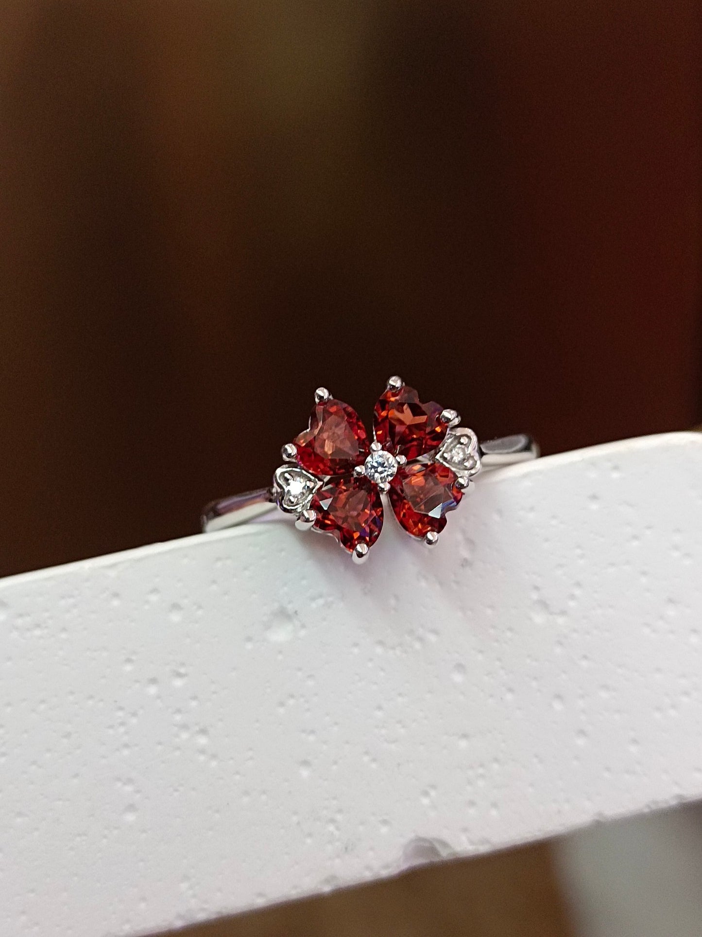 Sterlinghopea S925 Granaattisydän Nelilehtinen Clover Sormus - Tyylikkäät korut