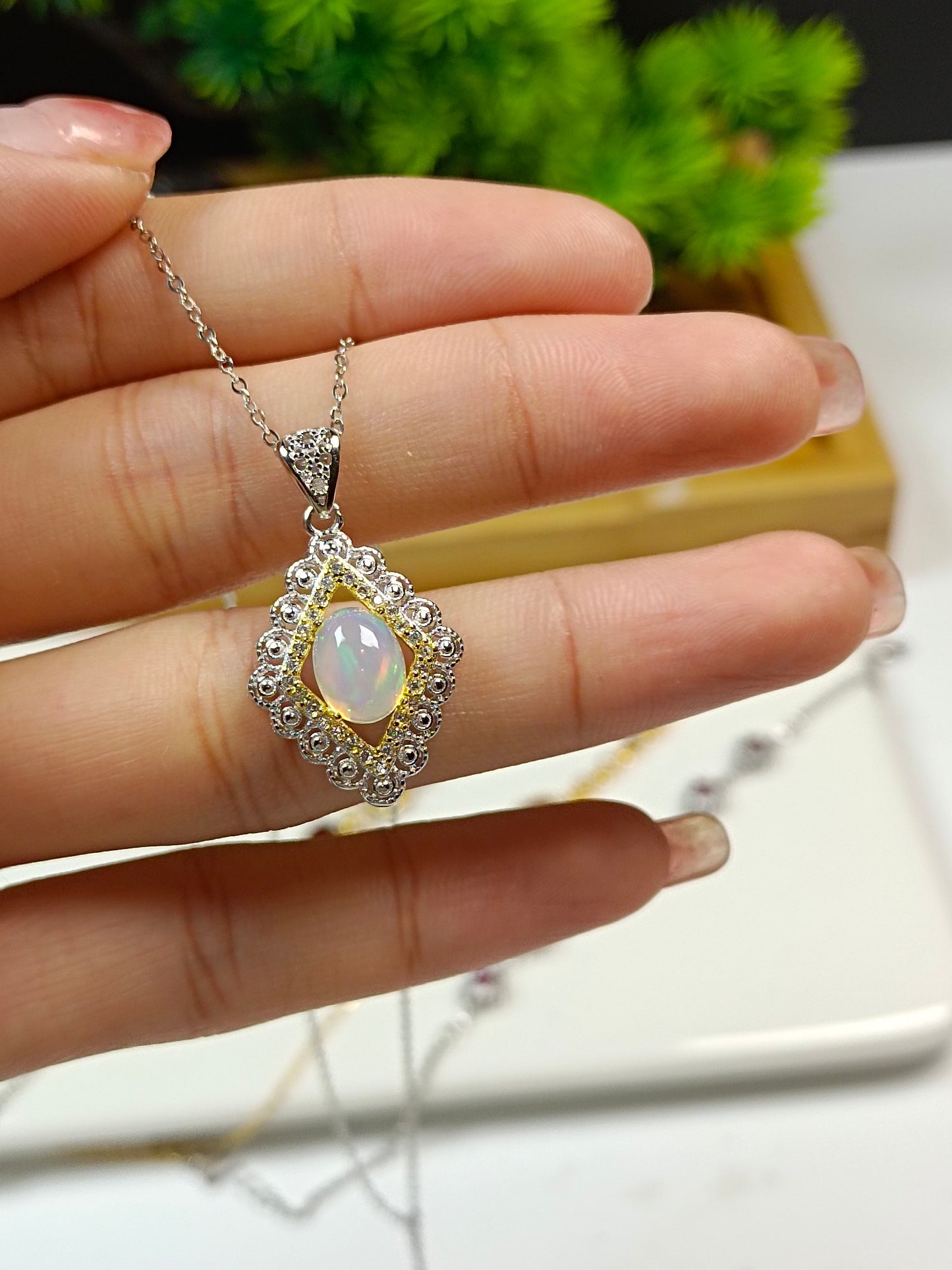 S925 Silver Embedded Opal Diamond-formet anheng - Nytt Chanel-stil Elegant farget perle anheng smykker