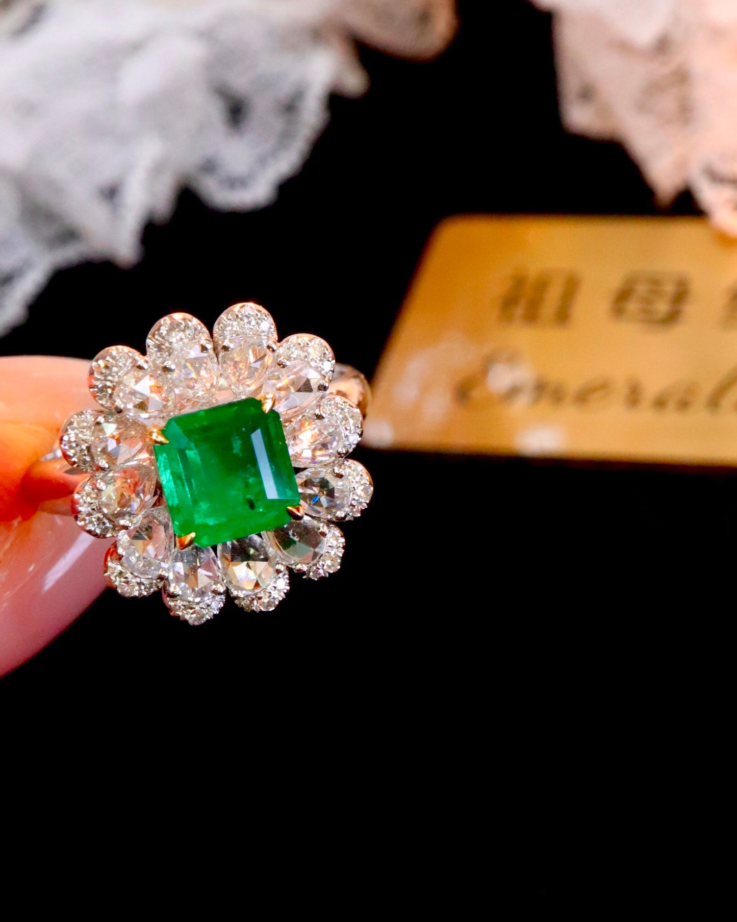 Cincin Zamrud Bertatahkan Berlian Emas 18K yang Indah - Sebuah Mahakarya Perhiasan