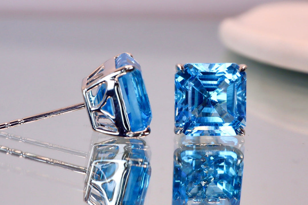 Anting Topaz Elegan dalam Emas 18K dengan Aksen Berlian - Perhiasan yang Wajib Dimiliki