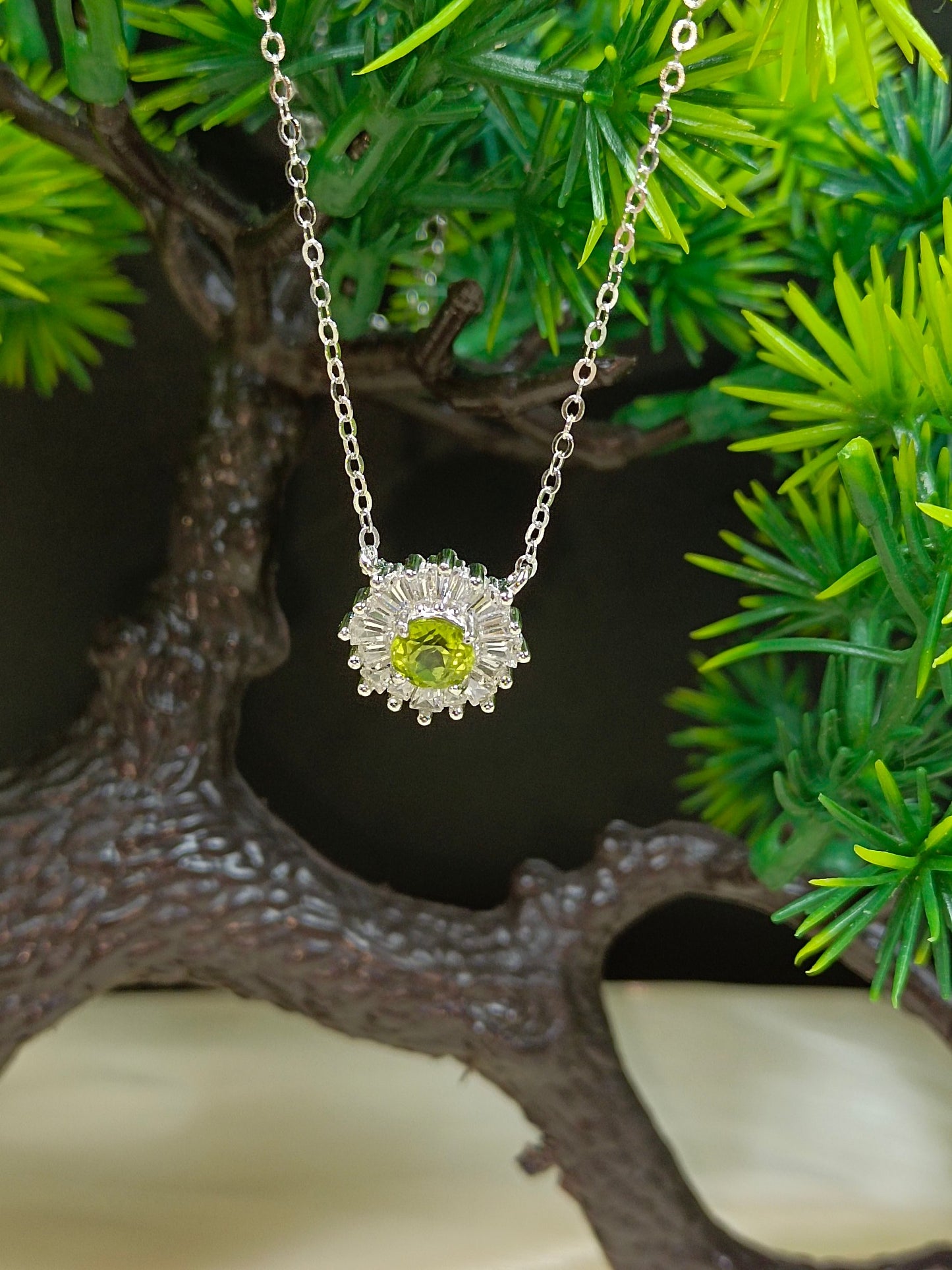 Collana con pendente in argento S925 con peridoto incorporato - Design girasole