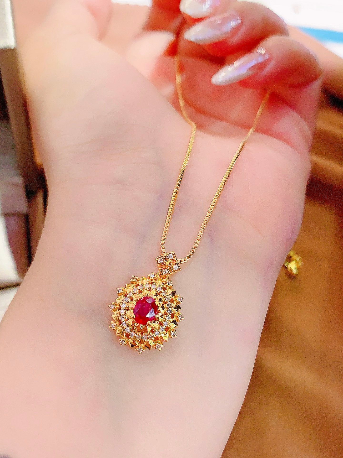 Exklusives Doppel-11-Schmuckset: Ring und Anhänger aus 18 Karat Gold mit Rubin und Diamant