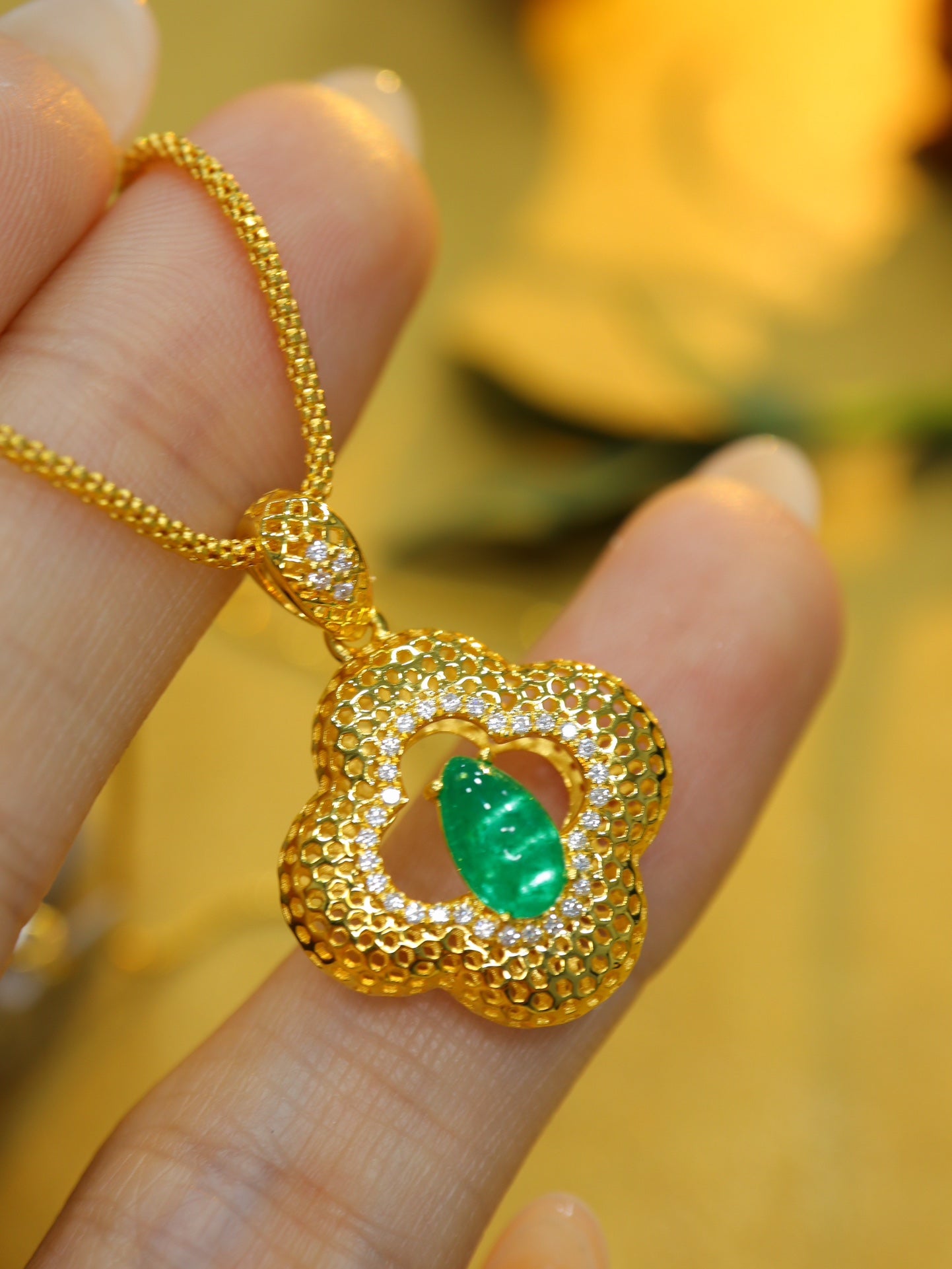 Emerald Pendant Jewelry: Ancient Gold Craftsmanship with Filigree Carving