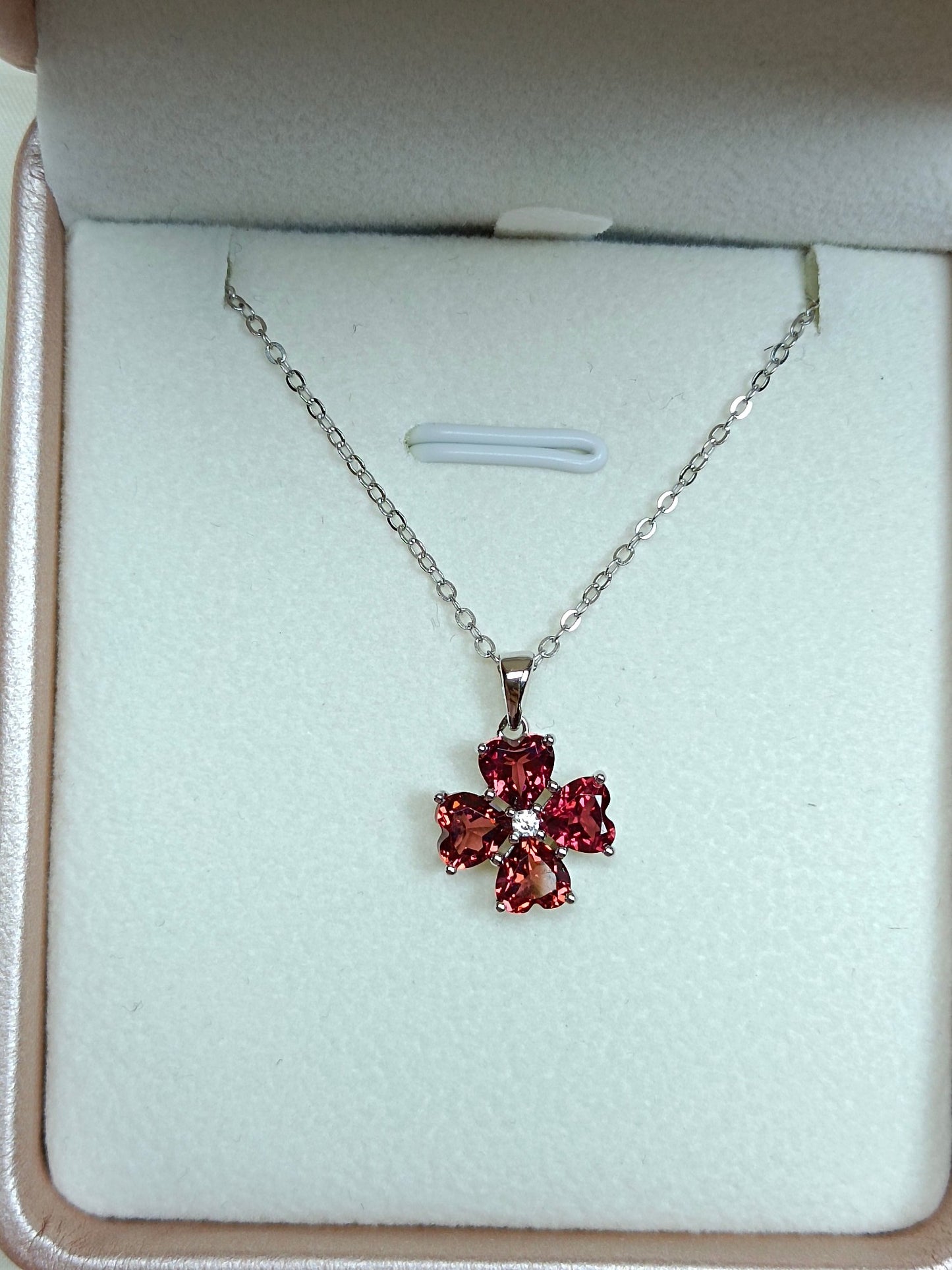 Gioielli con pendente a forma di quadrifoglio a forma di cuore di granato in argento sterling S925
