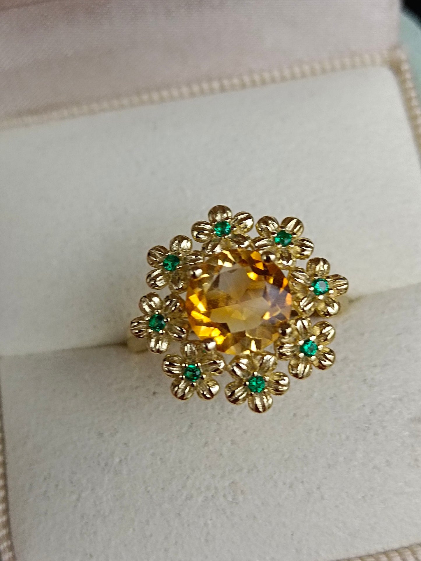 Squisito anello con fiore di prosperità citrino naturale - pezzo di gioielleria unico
