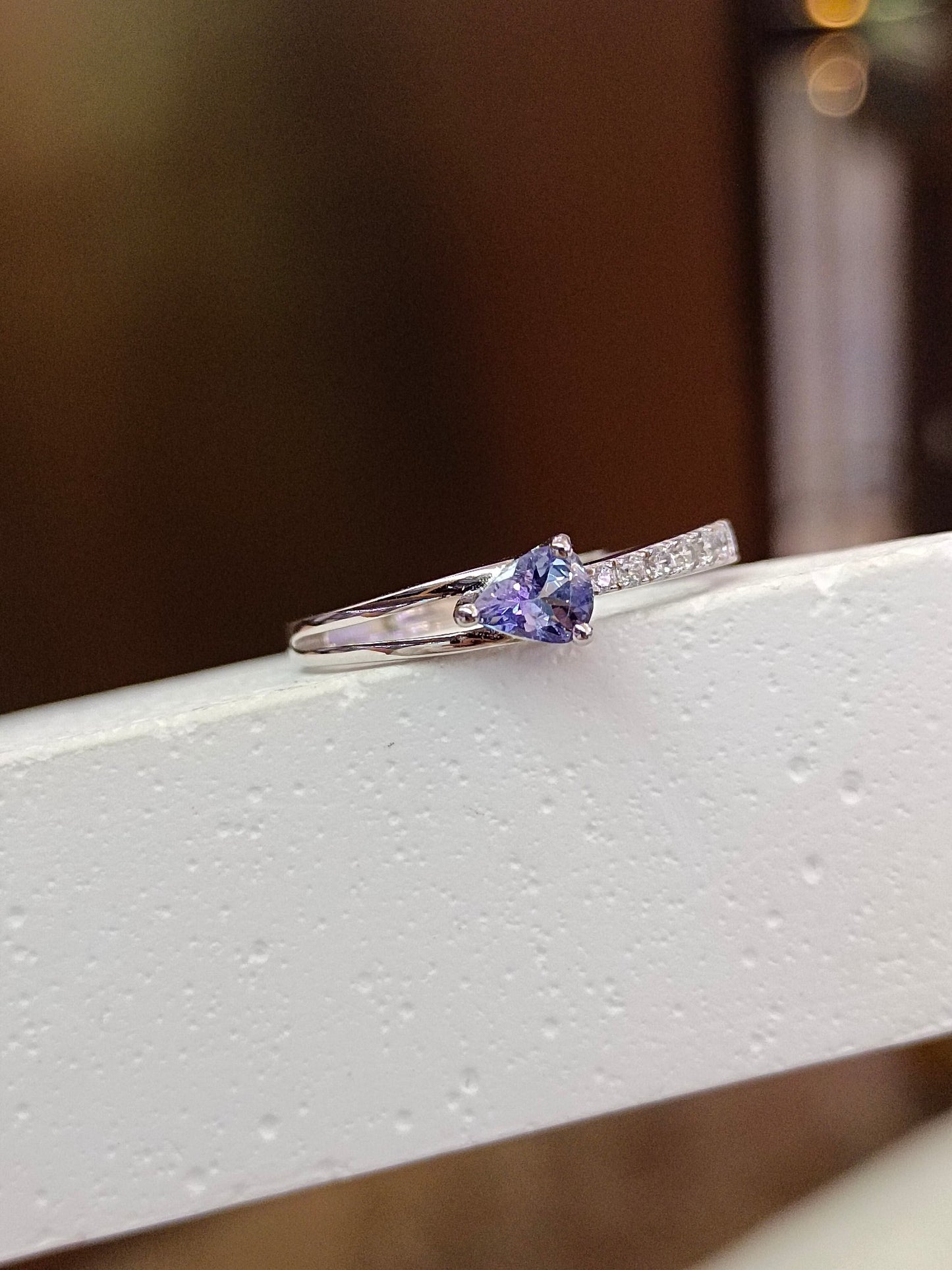 18K ゴールドの職人技が施されたエレガントな S925 スターリングシルバー タンザナイト リング - ファッショナブルなミニマリスト ティアドロップ ジュエリー