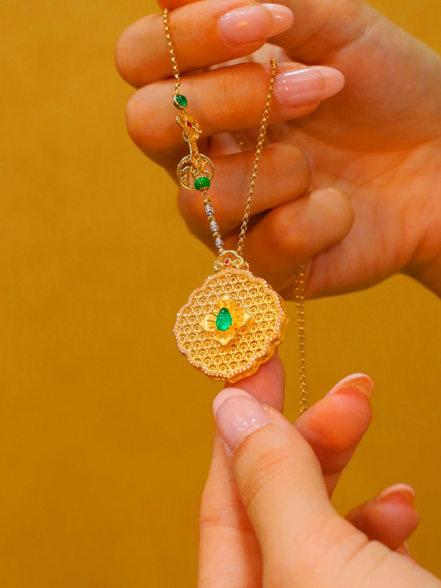 Colgante de filigrana Ruyi con piedra preciosa esmeralda: artesanía de joyería exquisita