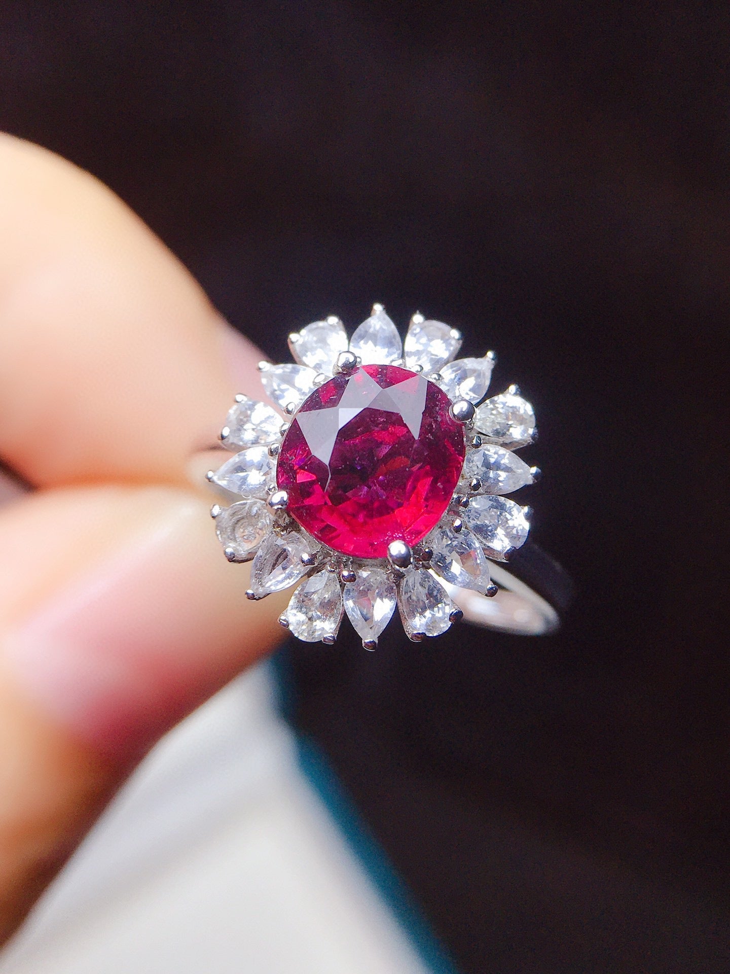 Anillo de Turmalina Natural con Oro de 18k e Incrustación de Diamantes - Joyería Exquisita
