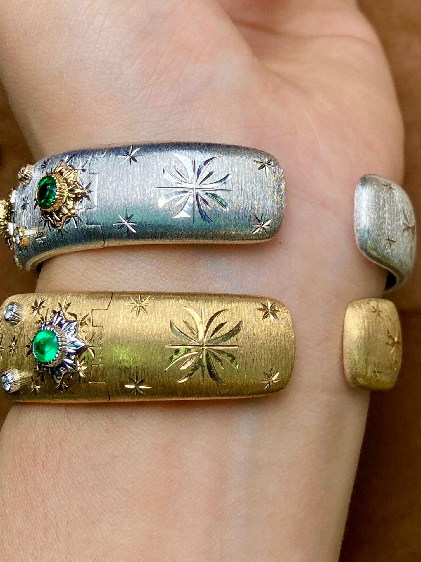 Luxuriöses Breitband-Smaragdarmband im Buccellati-Stil – exklusiver Schmuck